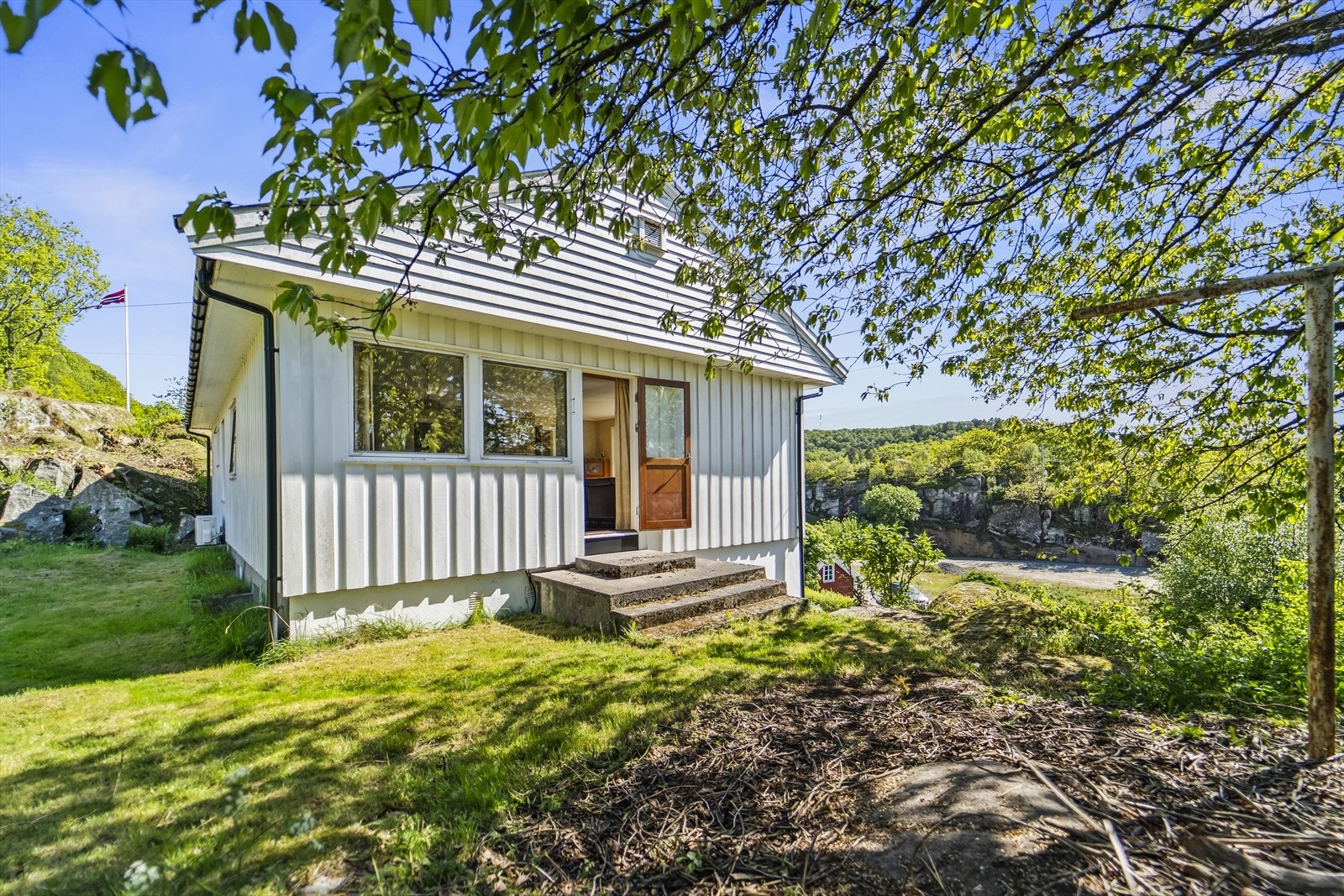 Stor tomt med mye boltreplass. Plenlagte områder, beplantning og innslag av naturtomt. Galleribilde