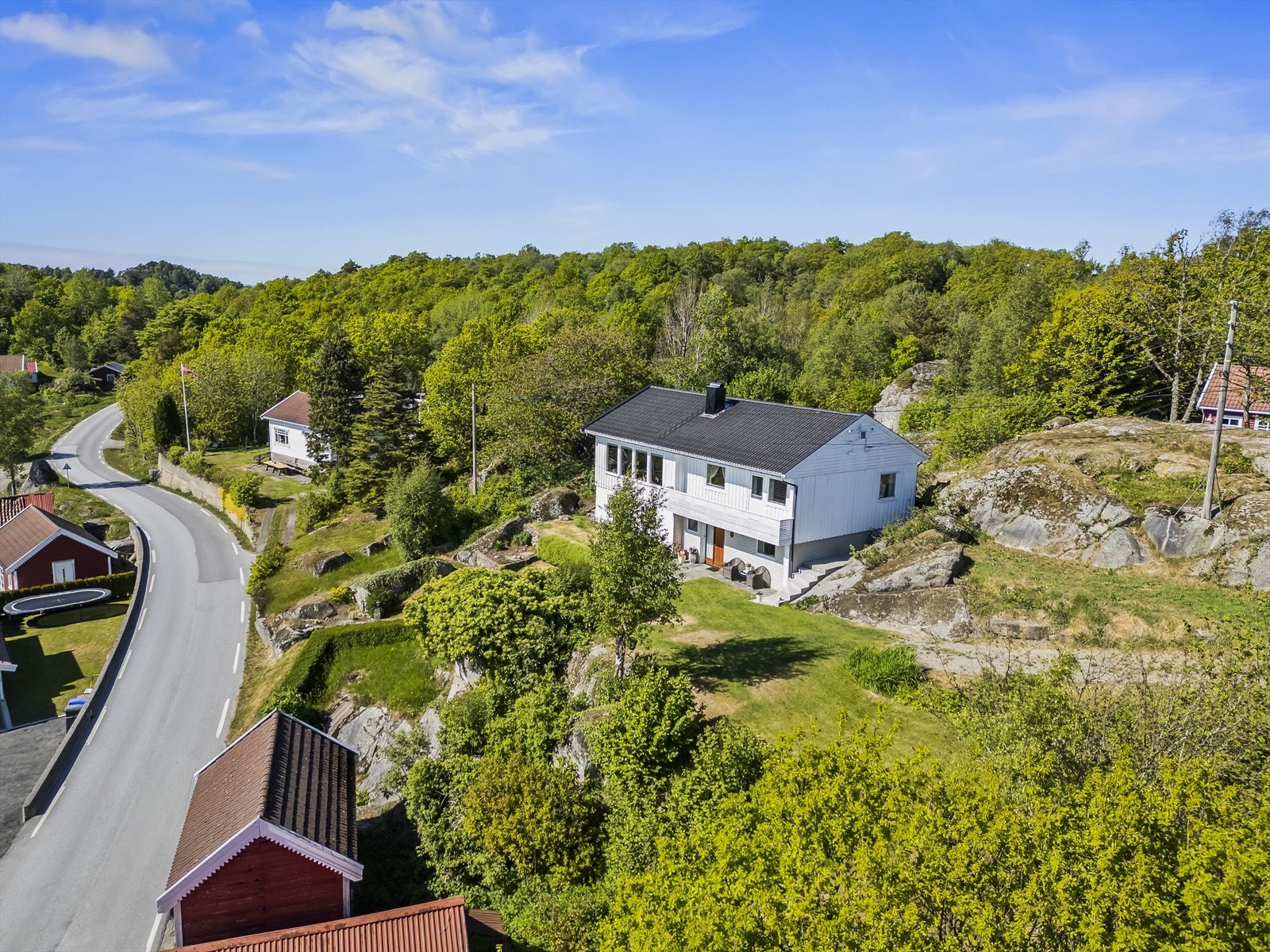 Landlig og solrik beliggende enebolig på Holvik. Galleribilde