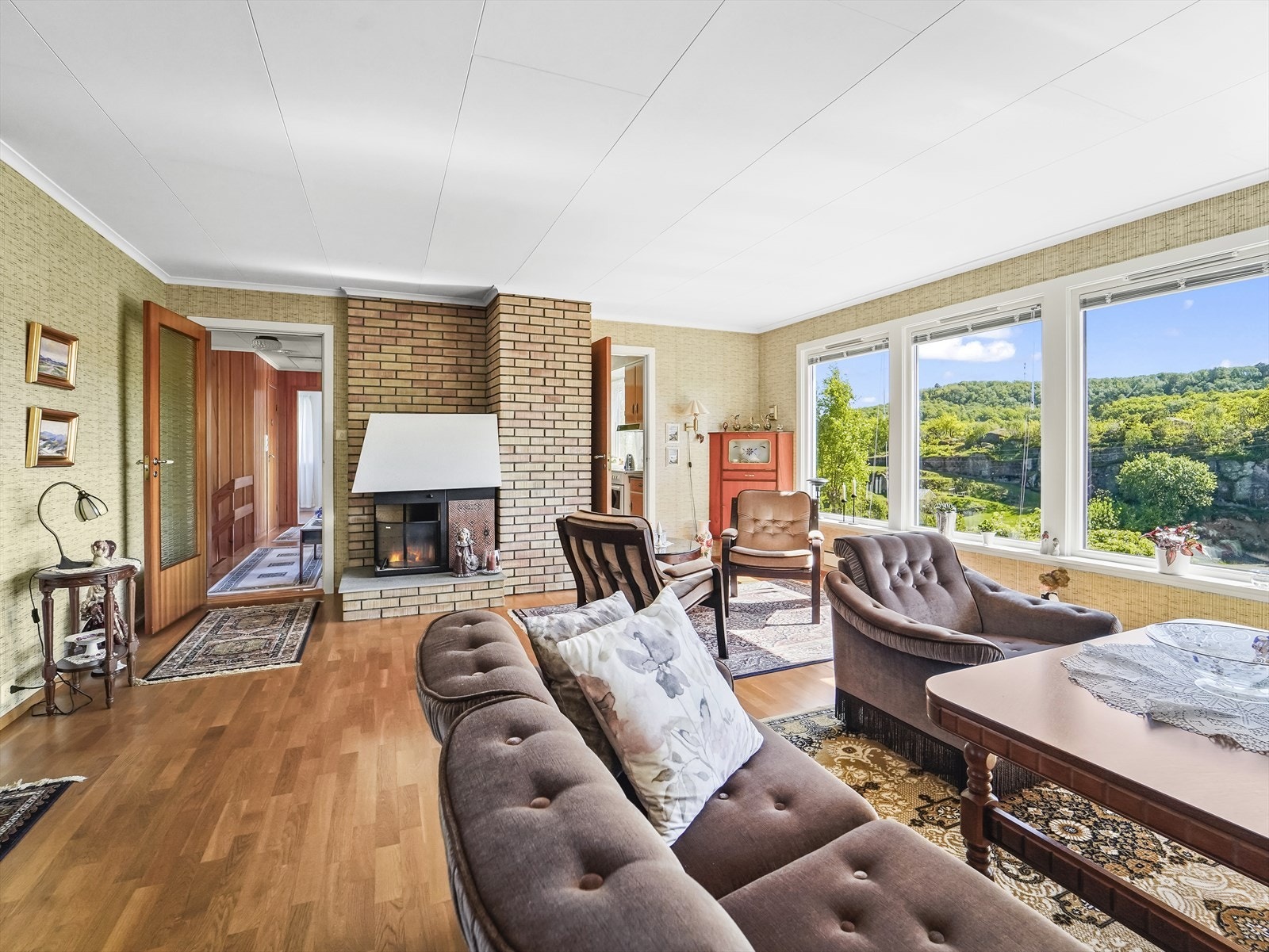 Åpen peis og utgang til hagen fra stua. Galleribilde