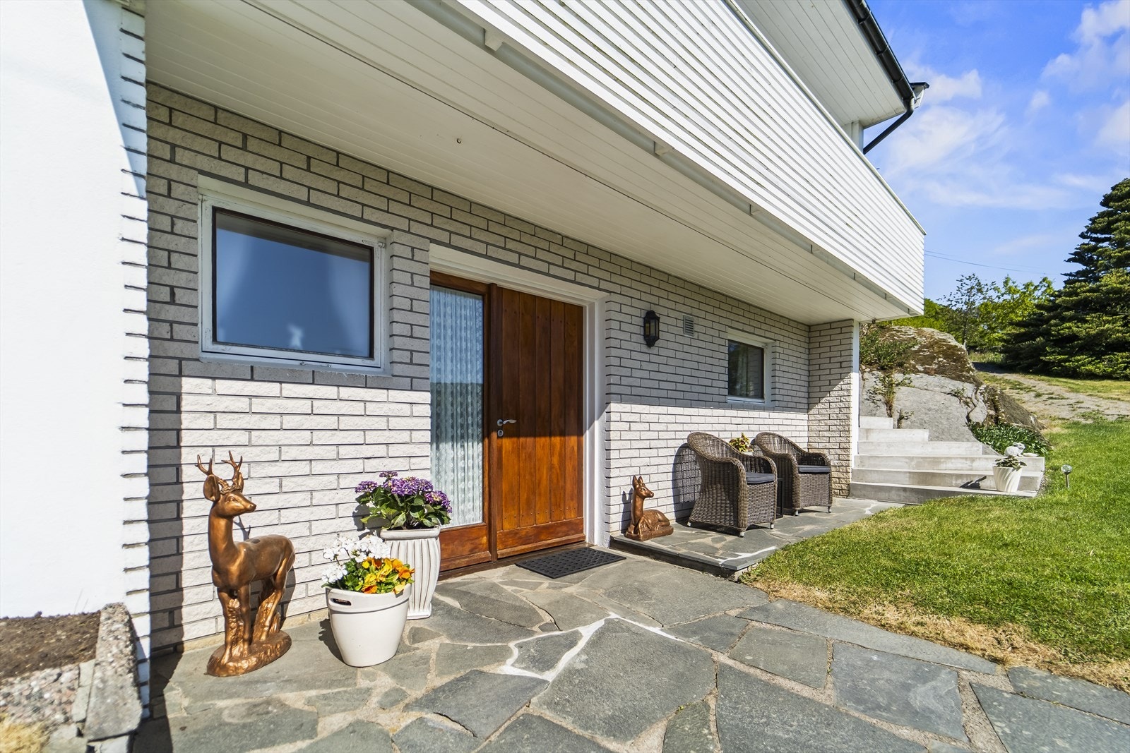 Trivelig inngangsparti med skifterlagt område. Galleribilde