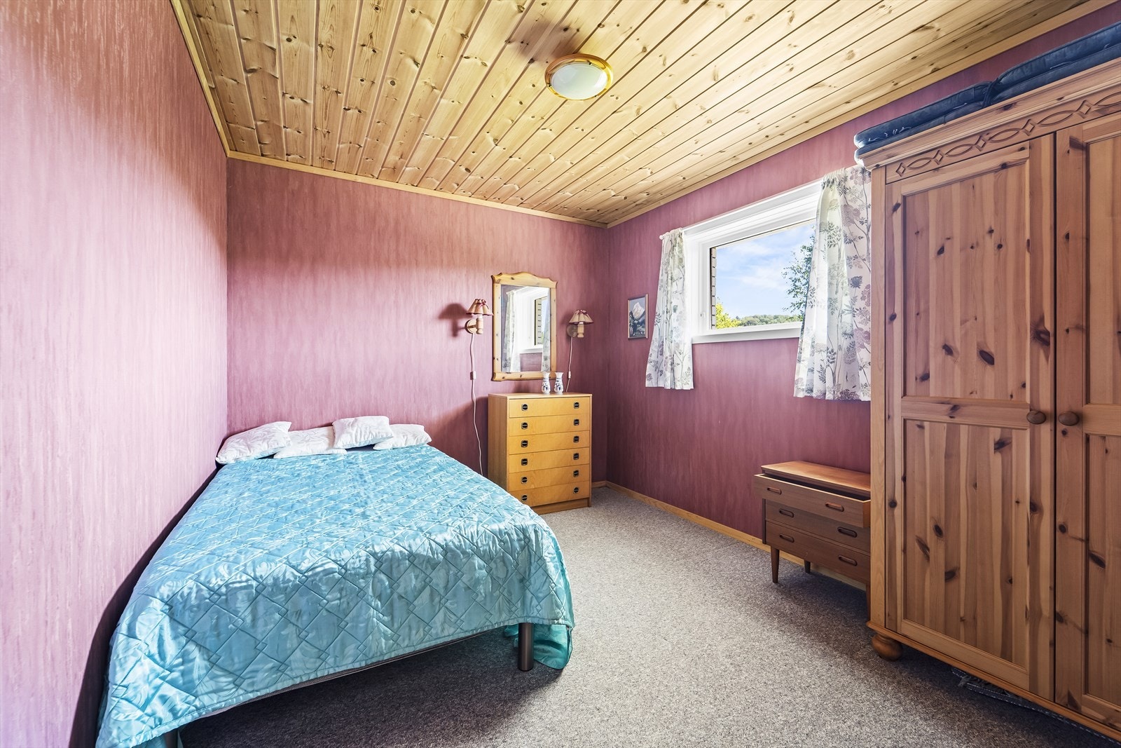 Rom i underetasjen innredet som soverom- opprinnelig godkjent som disponibelt rom. Galleribilde