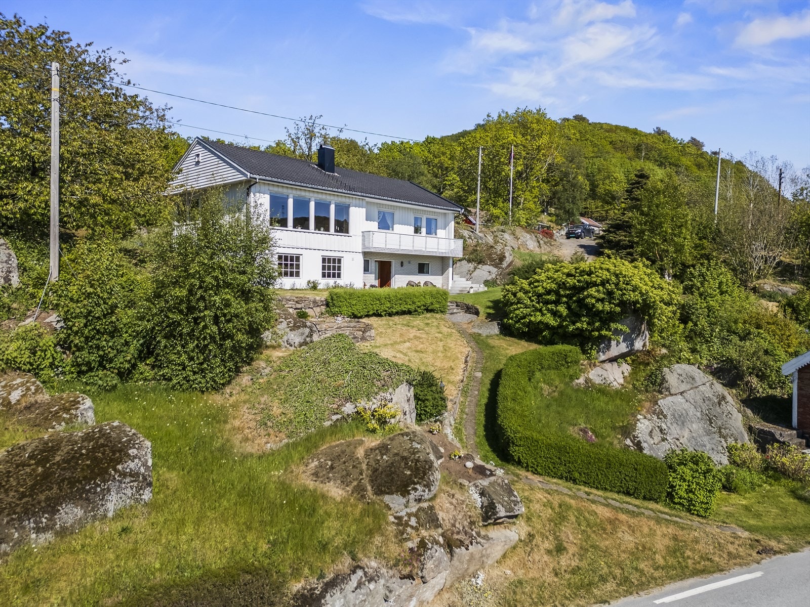 Innkjørsel til boligen på oversiden og stiadkomst til boligen fra hovedveien. Galleribilde