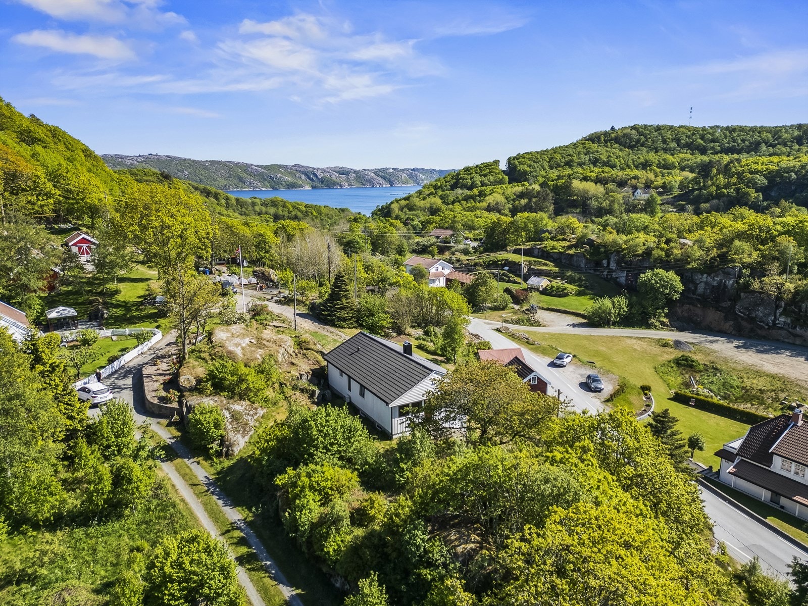 Boligen ligger en kort kjøretur til sjøen og til Korshavn med selvbetjeningsbutikk. Galleribilde