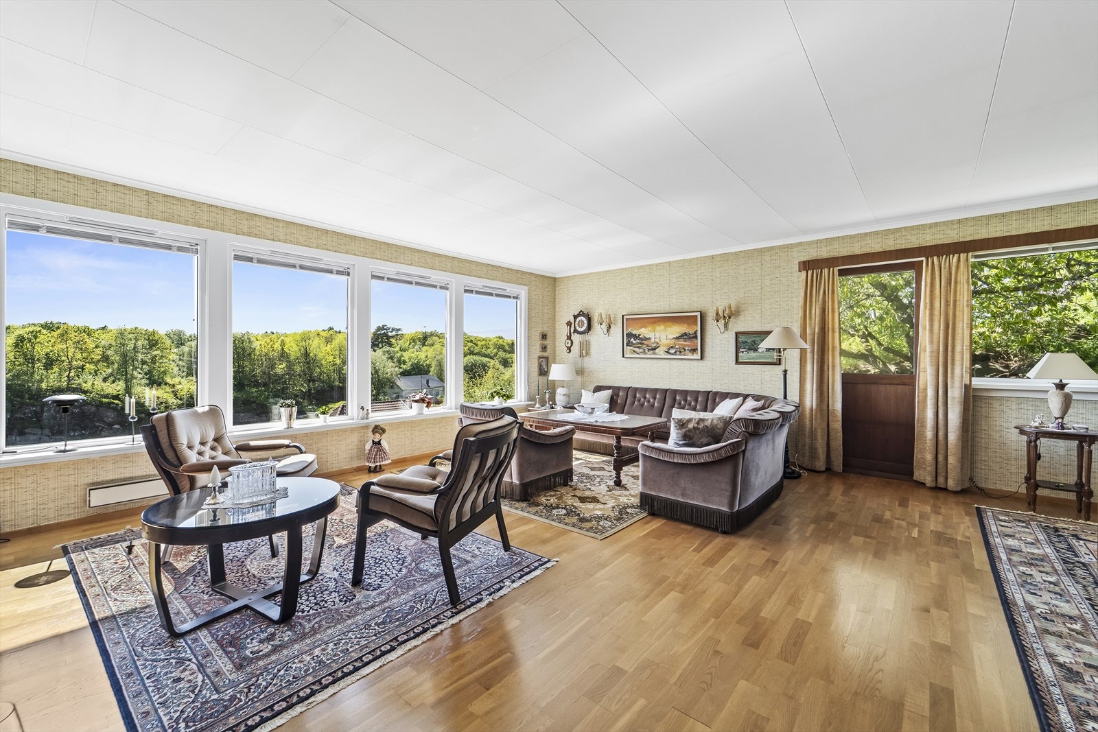 Lys og trivelig stue med godt lysinnslipp gjennom store vindusflater. Galleribilde