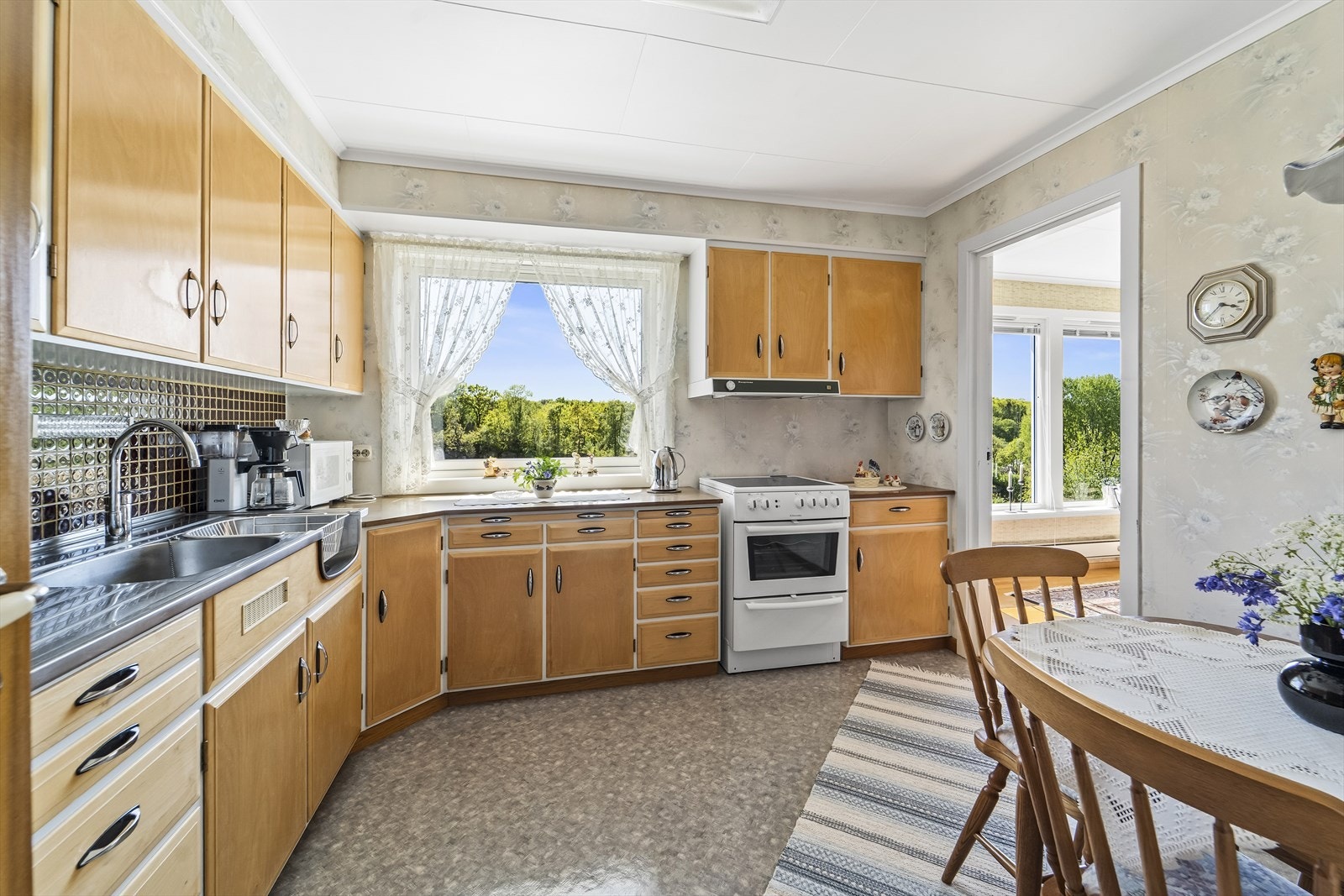 Eldre Hamrankjøkken med avsatt plass til enkeltstående hvitevarer (medfølger). Mulighet for spiseplass på kjøkkenet. Galleribilde