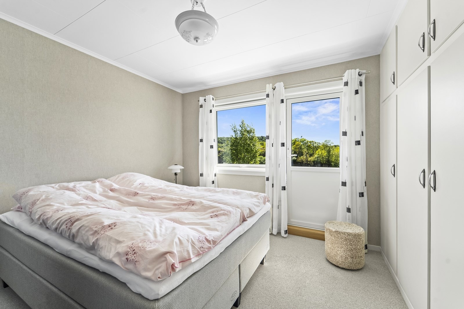 Soverom 2 av 3. Utgang til en praktisk luftebalkong og integrerte skap i rommet. Galleribilde