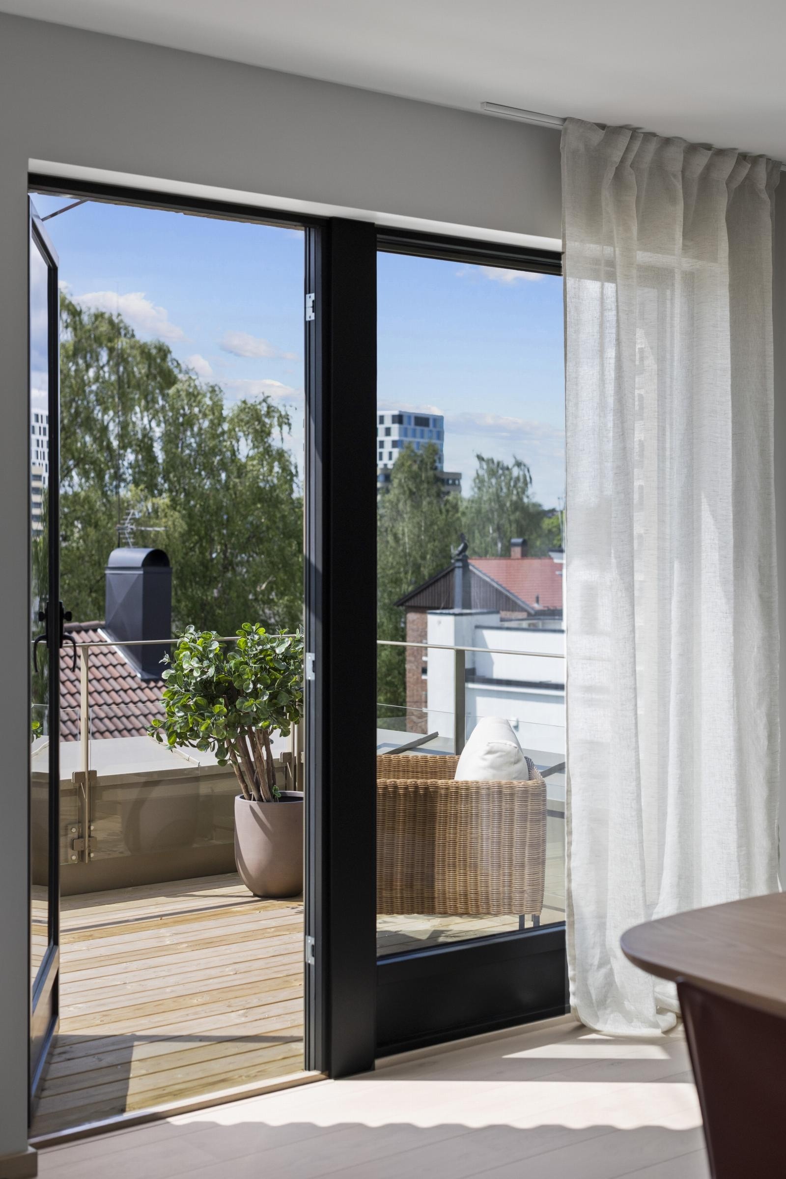 Utgang til solrik takterrasse fra spisestuen Galleribilde