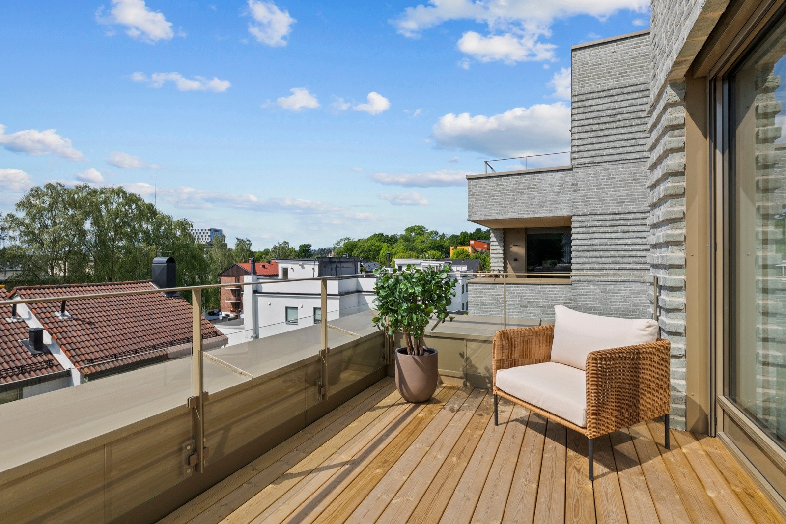 Fra stuen er det utgang til sydvestvendt takterrasse på 16 kvadratmeter Galleribilde