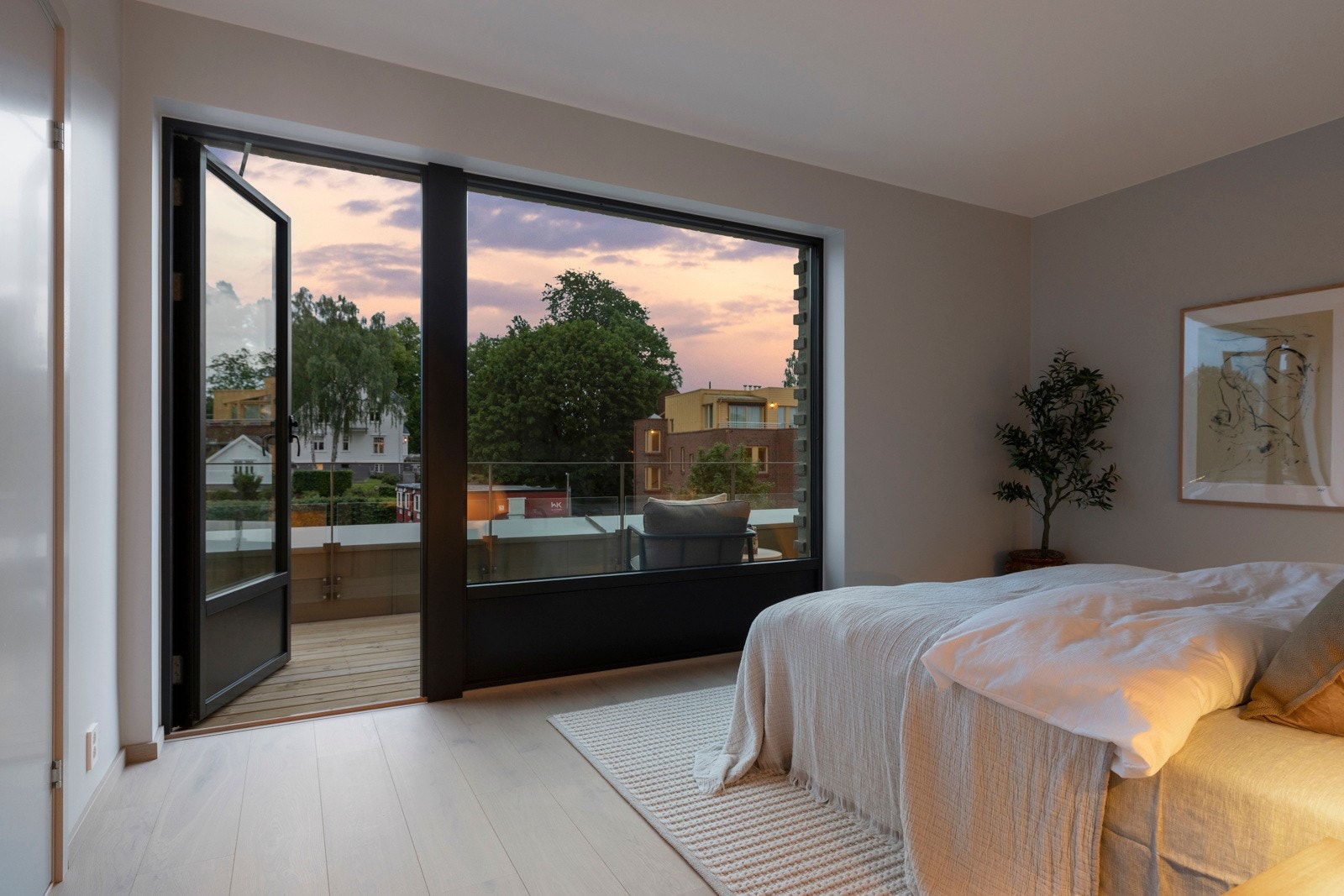Herlig hovedsoverom med walk-in, eget bad og utgang til privat takterrasse Galleribilde