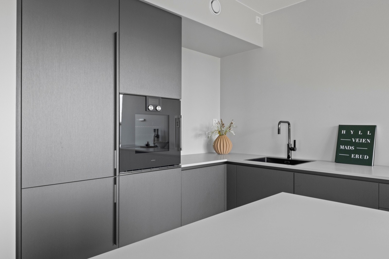 Eksklusivt kjøkken fra Poliform med Gaggenau-komfyr og Tapwell armatur Galleribilde