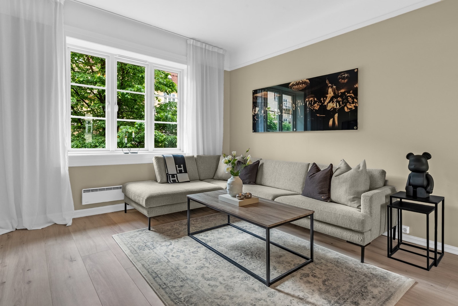 Leiligheten har store klassiske vindusflater som sørge for rikelig med naturlig lys, videre har leiligheten god takhøyde som sørger for god romfølelse. Galleribilde