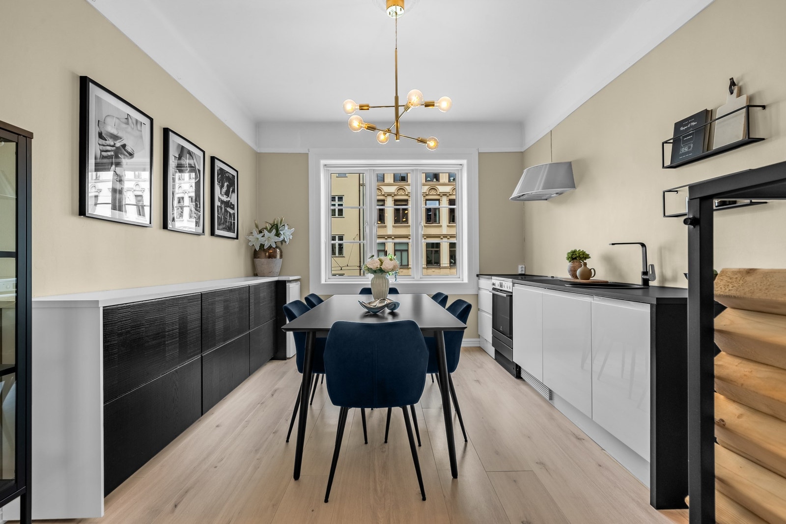 Stort og innbydende kjøkken med god plass til spisebord. Galleribilde