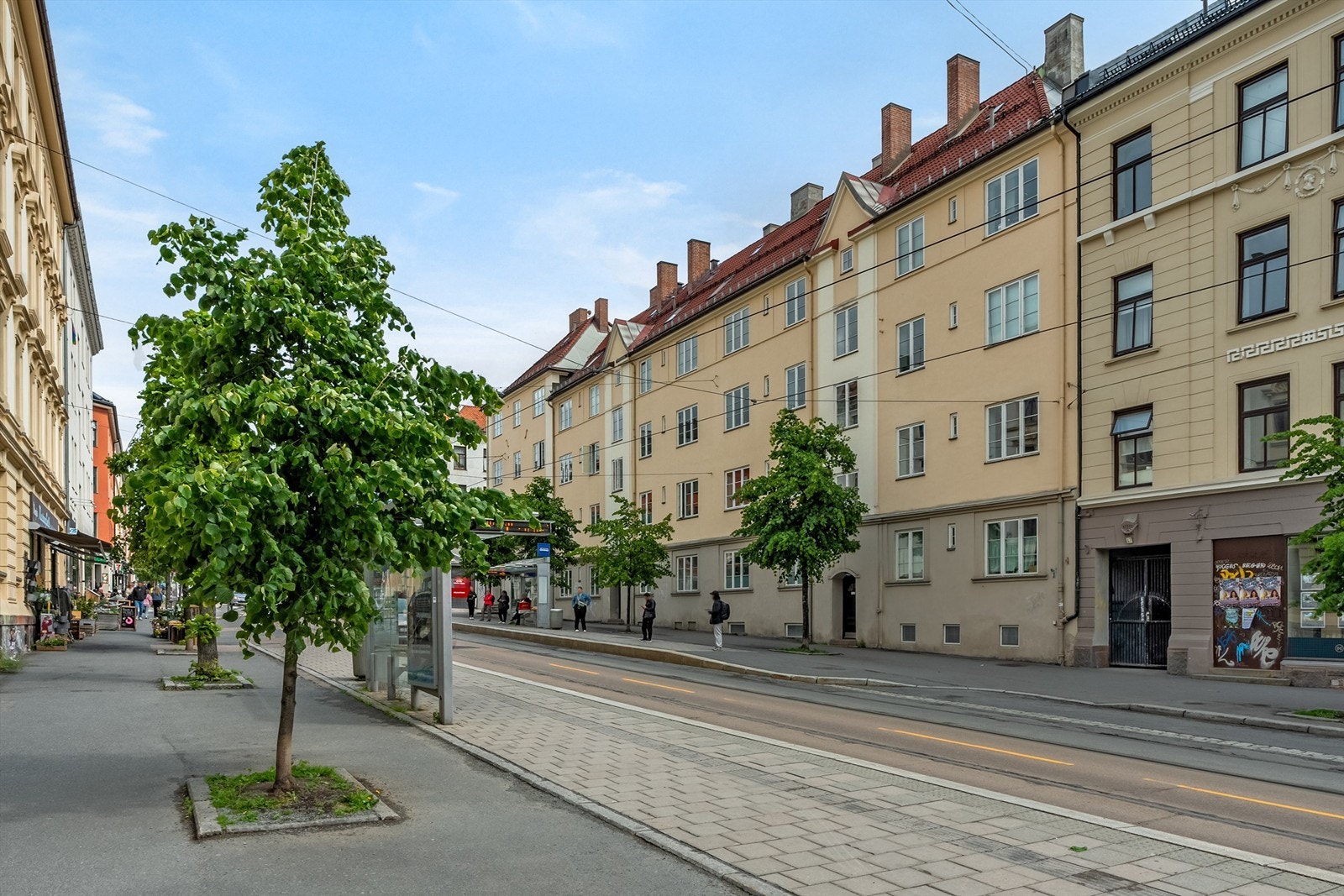Svært gode offentlige kommunikasjonsmuligheter i umiddelbar nærhet, som T-bane fra Sinsen/Storo og trikk fra Vogts gate. Galleribilde