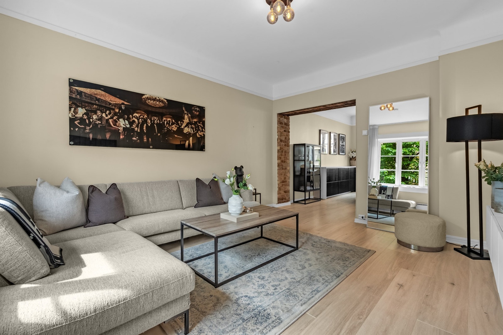 Leiligheten er overflateoppusset med malte vegger og nytt gulv fra 2022/2023. Galleribilde