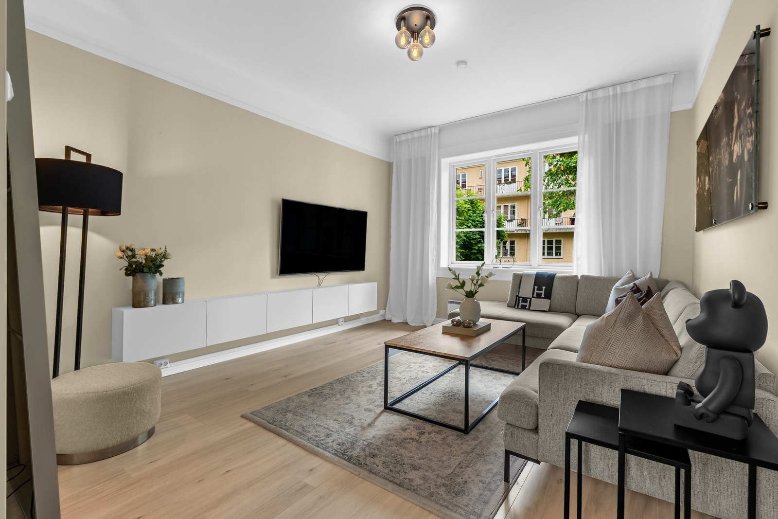 Innbydende stuerom som vender inn mot frodig og idyllisk bakgård. Galleribilde