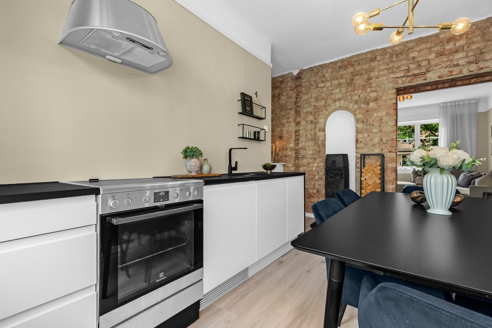 Stilig HTH kjøkken med innredning fra 2012 med slette fronter og benkeplater av laminat. Galleribilde