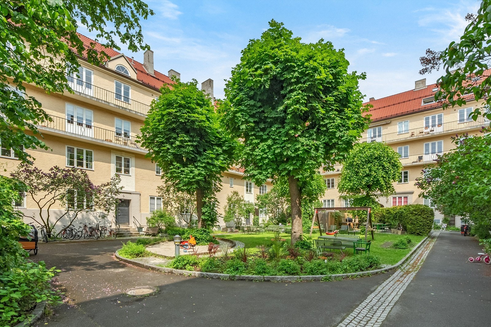 Fellesområdet er parkmessig opparbeidet med blant annet asfalterte internveier, plenarealer, sittegrupper, trær og prydbusker. Galleribilde