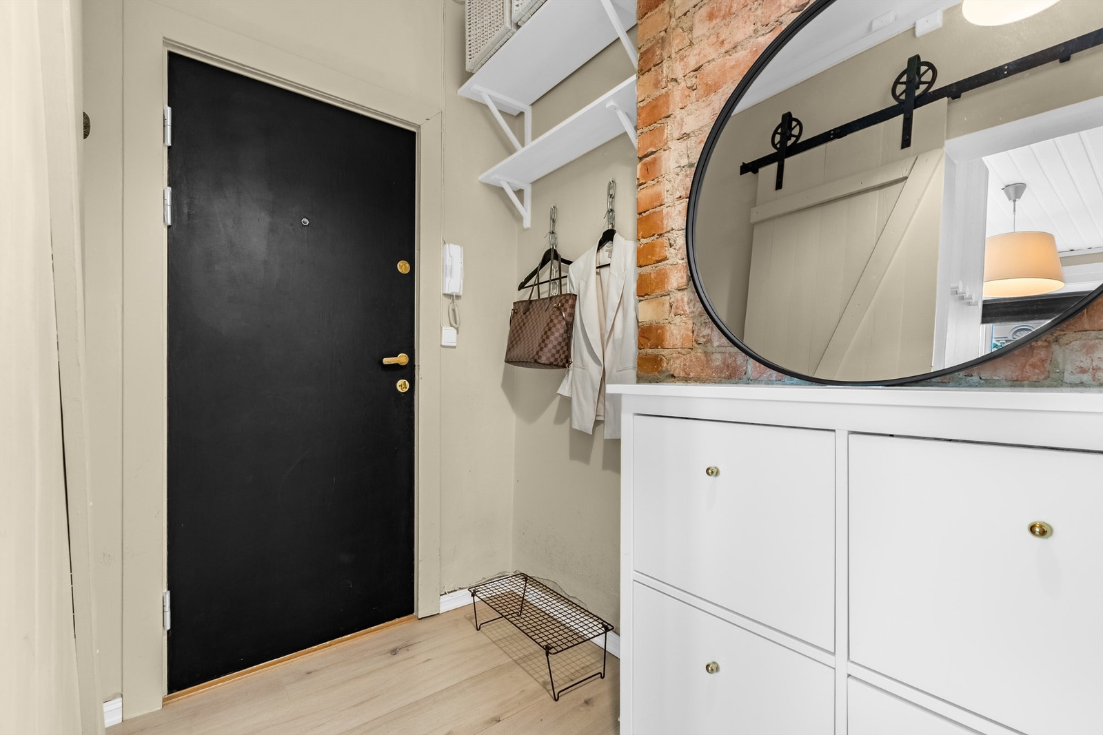 Gang med plass til å henge fra seg yttertøy og annet. Her får man et hyggelig førsteinntrykk av boligen! Galleribilde