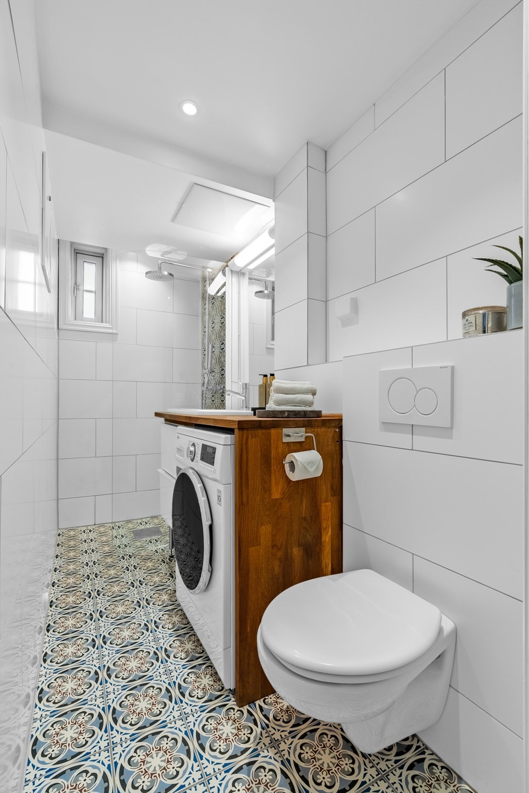 Pent flislagt bad som ble pusset opp i regi av tidligere eier i 2012. Badet har flislagte vegger og gulv, med varmekabler i gulv. Galleribilde