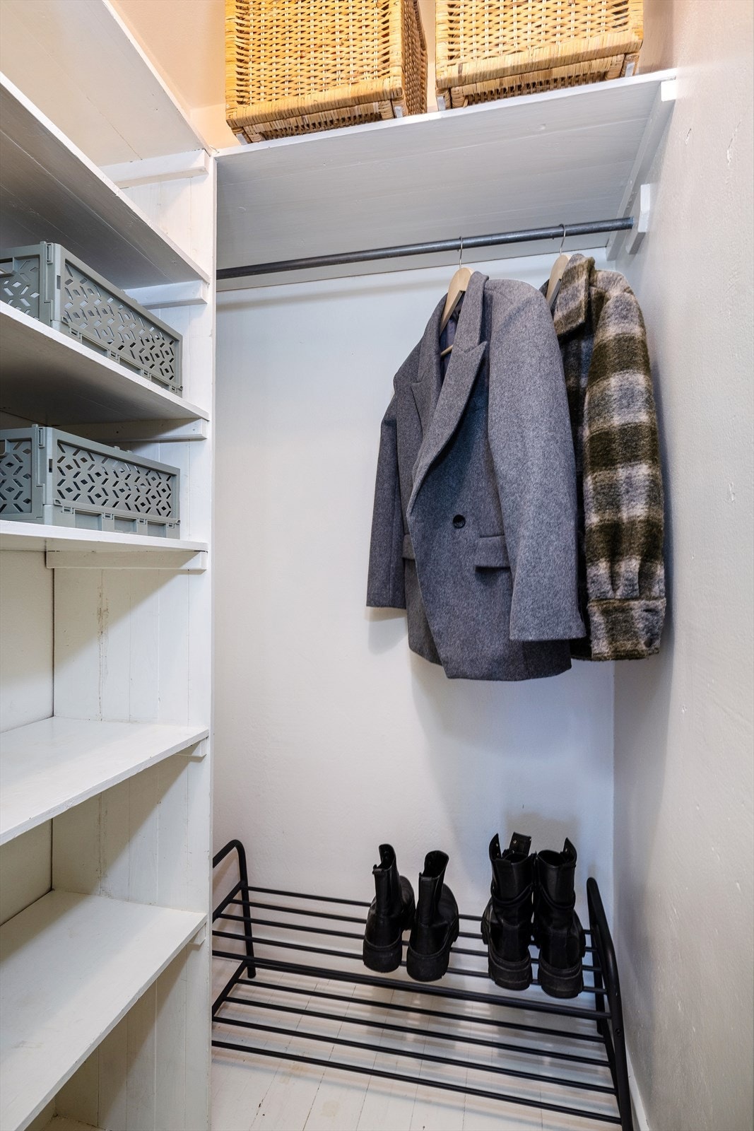 Garderobe rom med dør - her er det lett å gjemme bort alt fra yttertøy til støvsuger Galleribilde