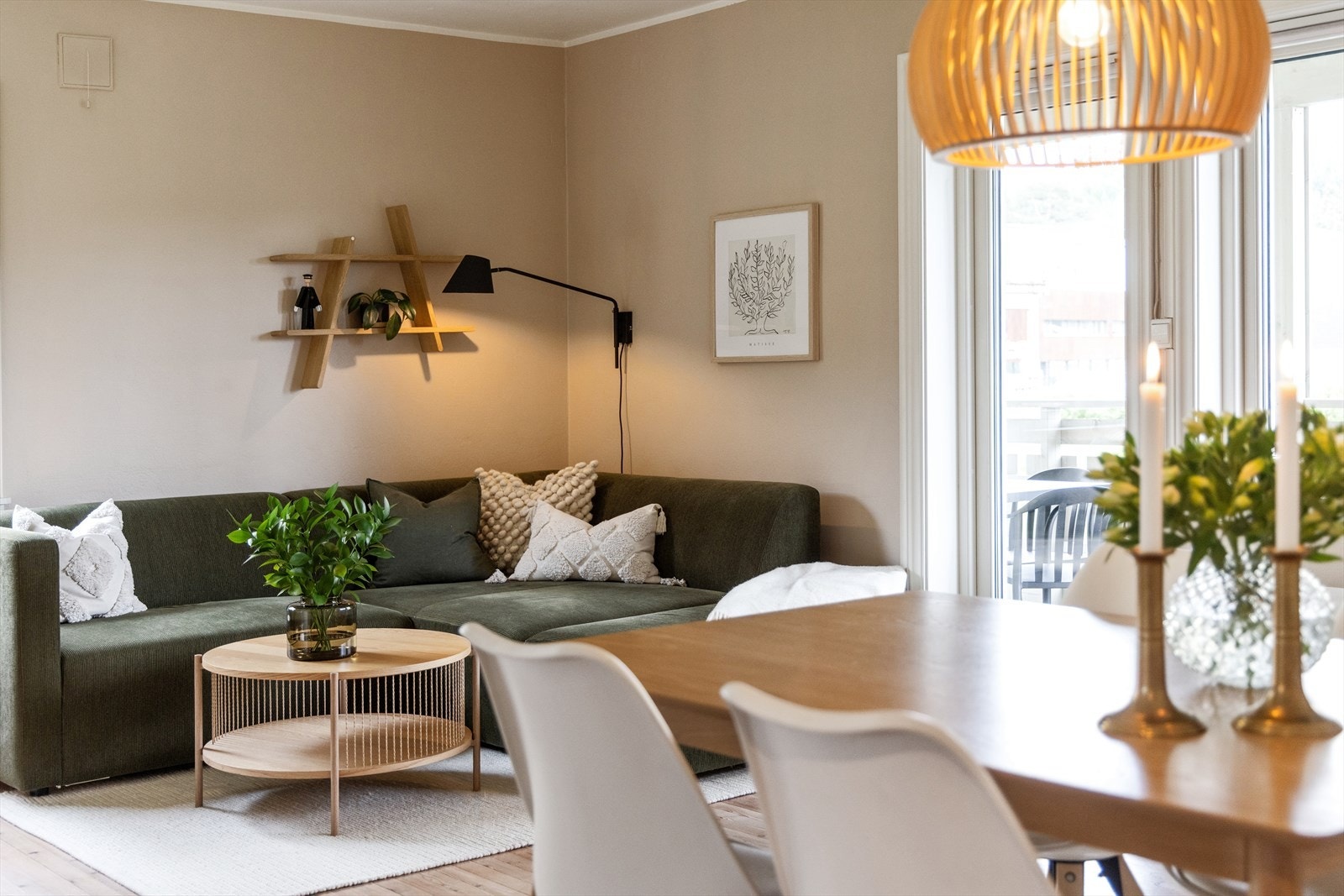 Denne hjørneleiligheten har lyse gulv og overflater Galleribilde