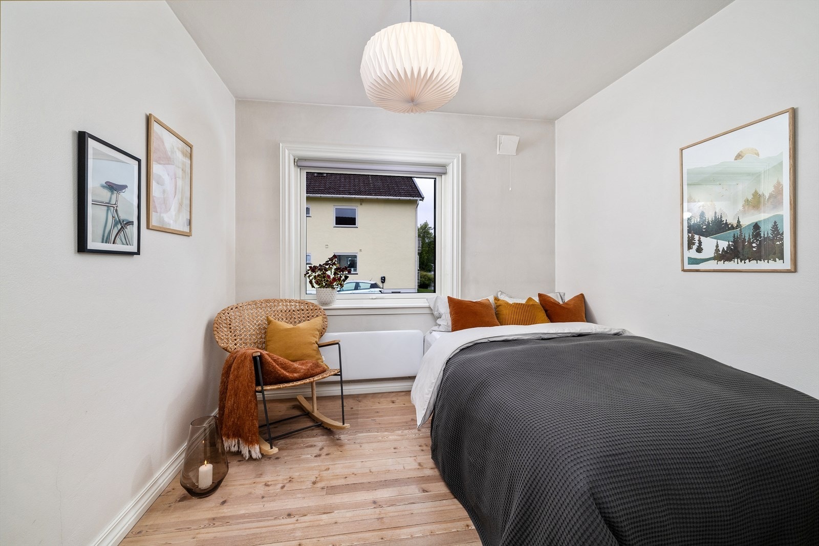 Gjesterommet ligger rett over gangen for badet Galleribilde