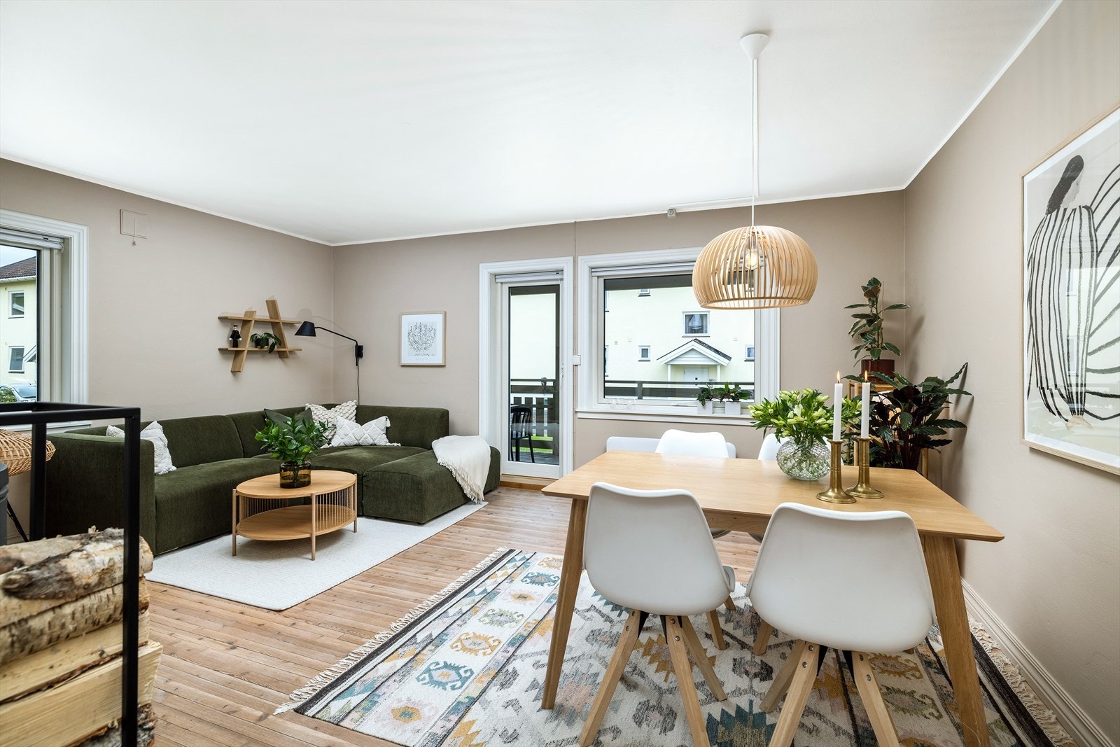 I tillegg til sofa er det også plass til spisebord Galleribilde
