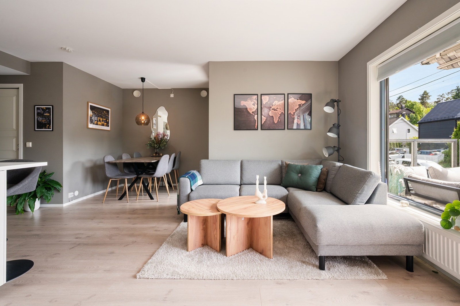 Stuen er romslig og godt utnyttet med plass til innredning i flere soner. Galleribilde