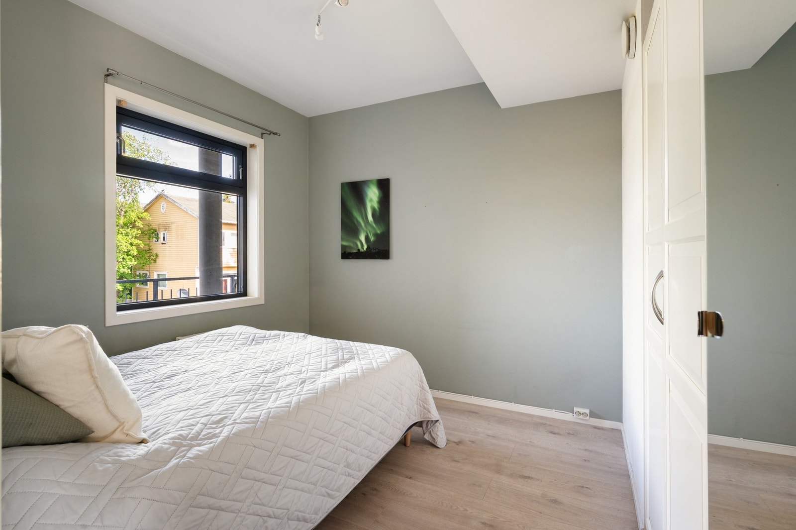 Rommet vender ut mot rolige omgivelser. Galleribilde