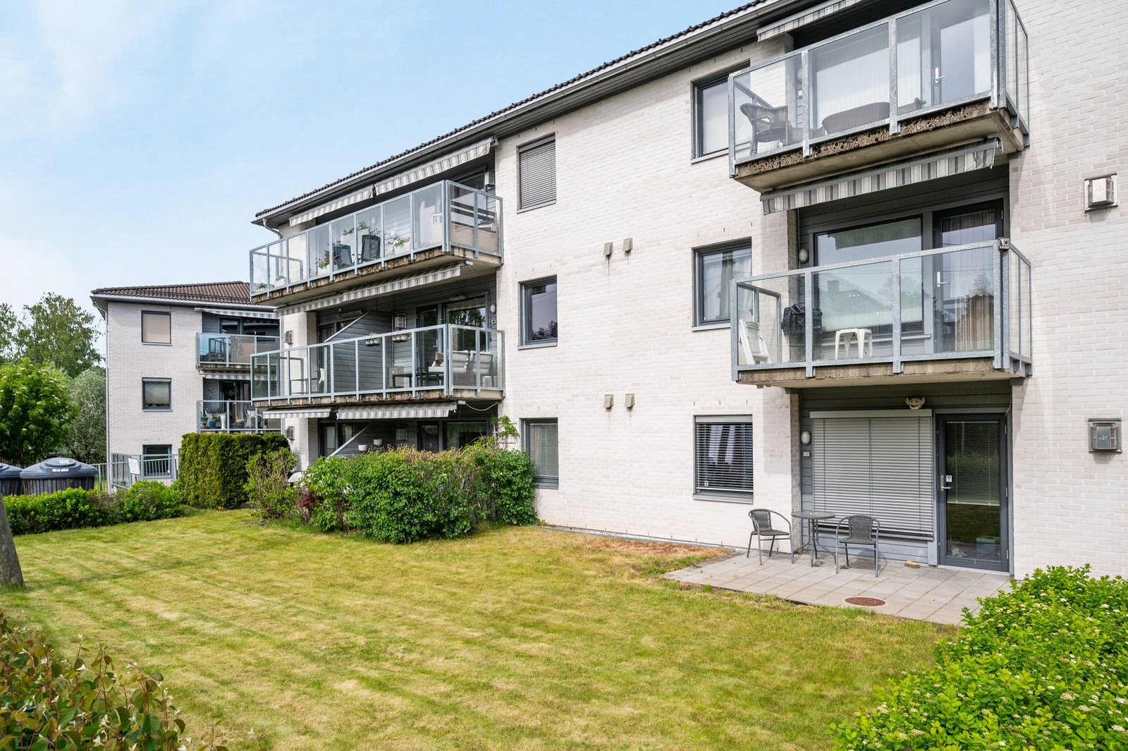 Boligen ligger i et sentralt og populært boligområde på Brattlikollen i bydel Nordstrand. Galleribilde