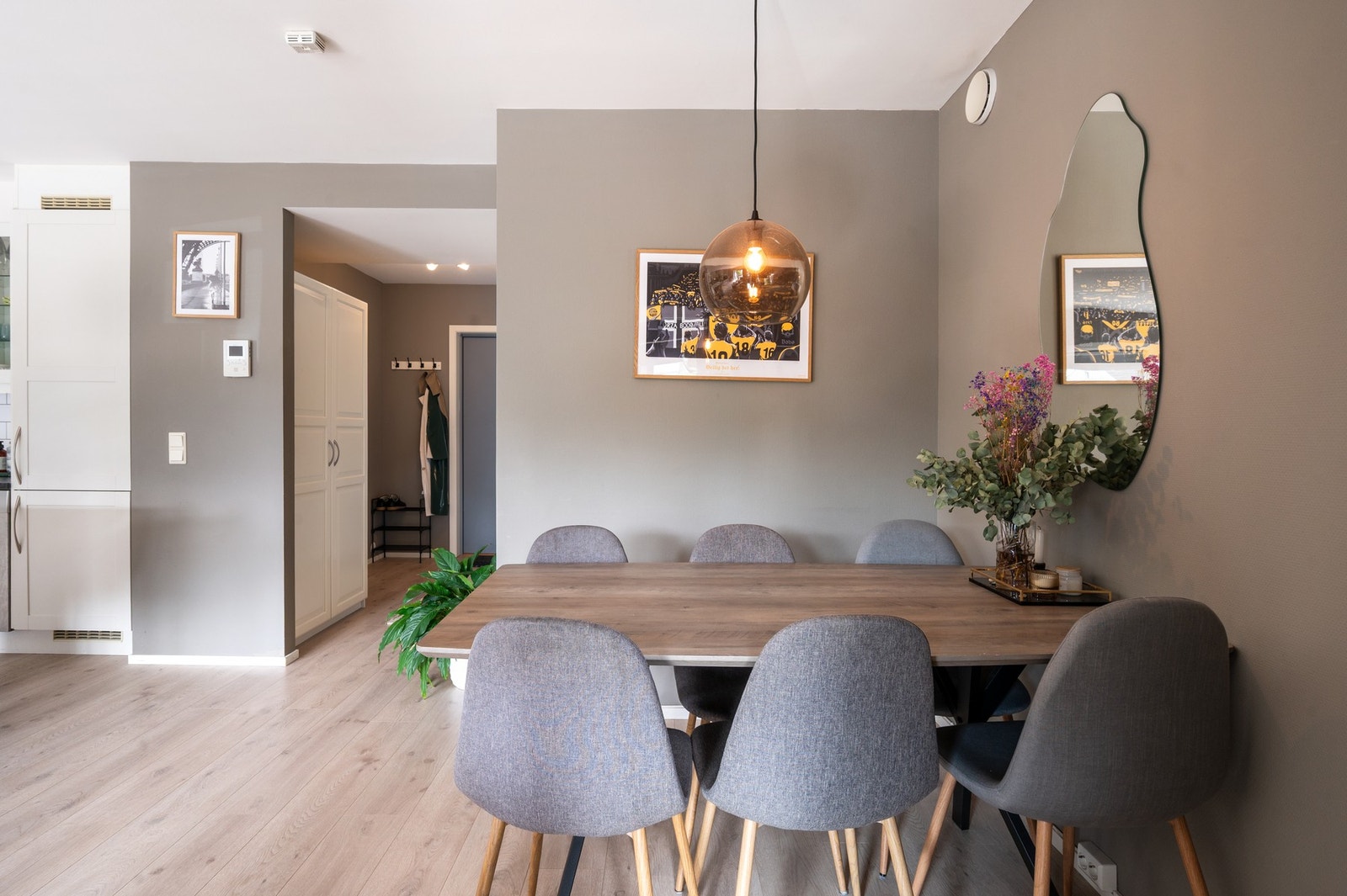 Leiligheten har god plass til romslig spisebord Galleribilde