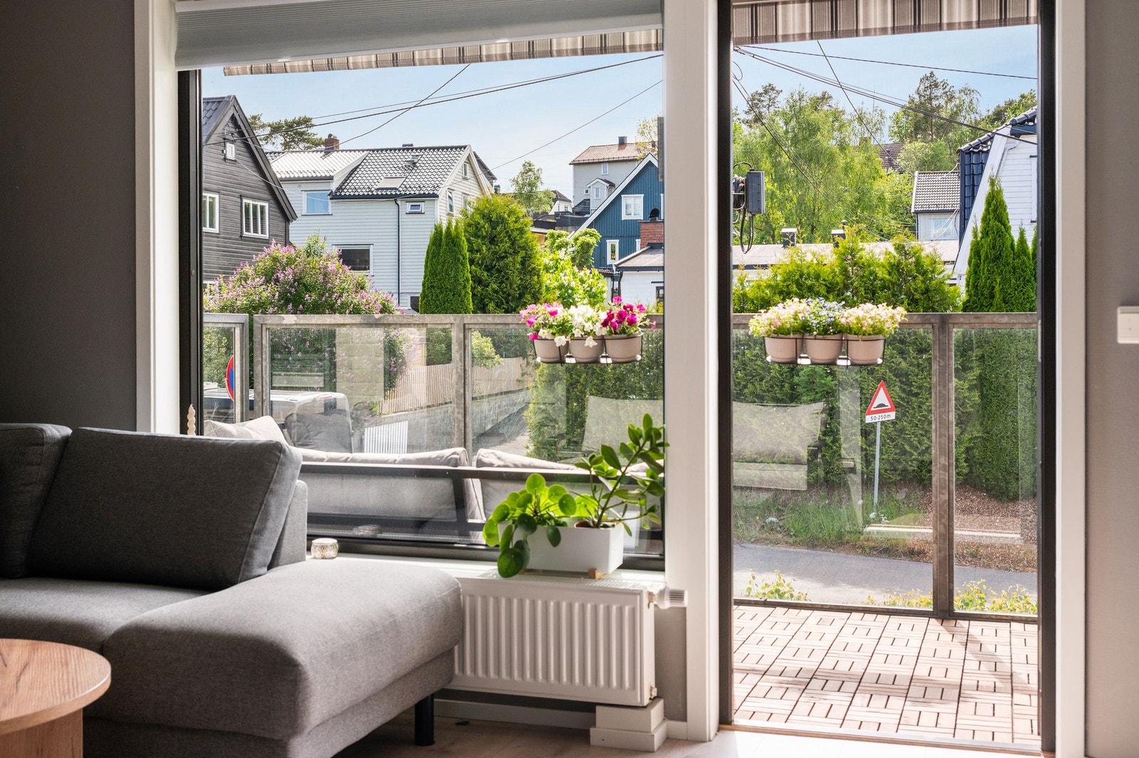 Fra stuen er det direkte utgang til en vestvendt, overbygget balkong på 8,4 m². Galleribilde