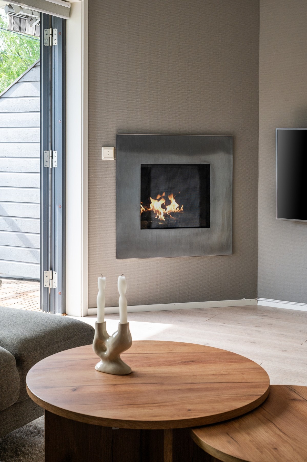 En stilren gasspeis er montert på veggen og bidrar med både varme og hygge, spesielt i vinterhalvåret. Galleribilde