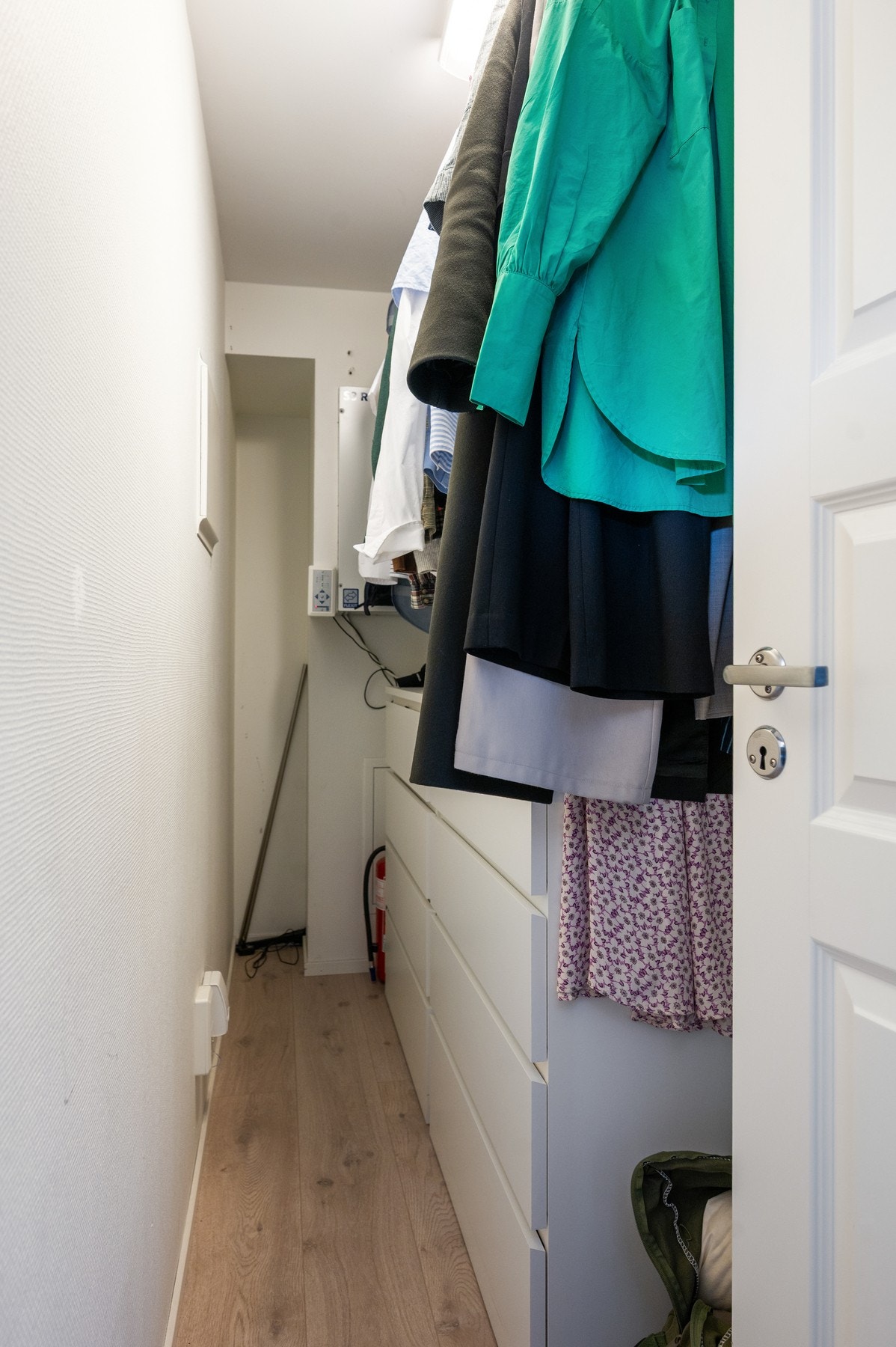 God plass til oppheng, skuffer og ekstra lagringsplass - perfekt som garderobe, lagringsrom eller teknisk sone. Galleribilde
