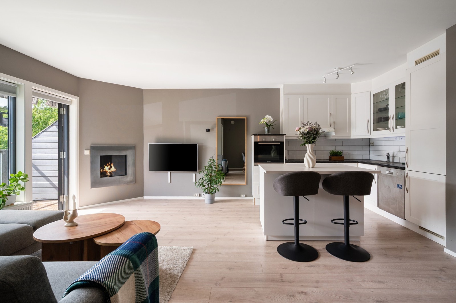 Rommet er innredet med slitesterkt laminatgulv og har malte vegger i en behagelig, nøytral fargetone. Galleribilde