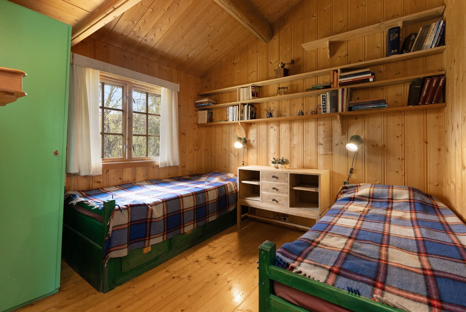 Dette soverommet med to enkeltsenger og garderobeskap Galleribilde