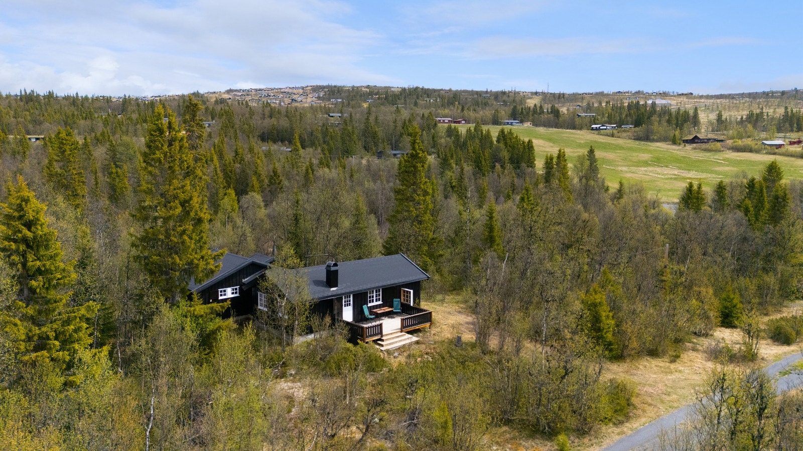 Tunet ligger inntil lauv- og barskog som bidrar til en lun beliggenhet. Eiendommen ligger ca. 880 moh Galleribilde