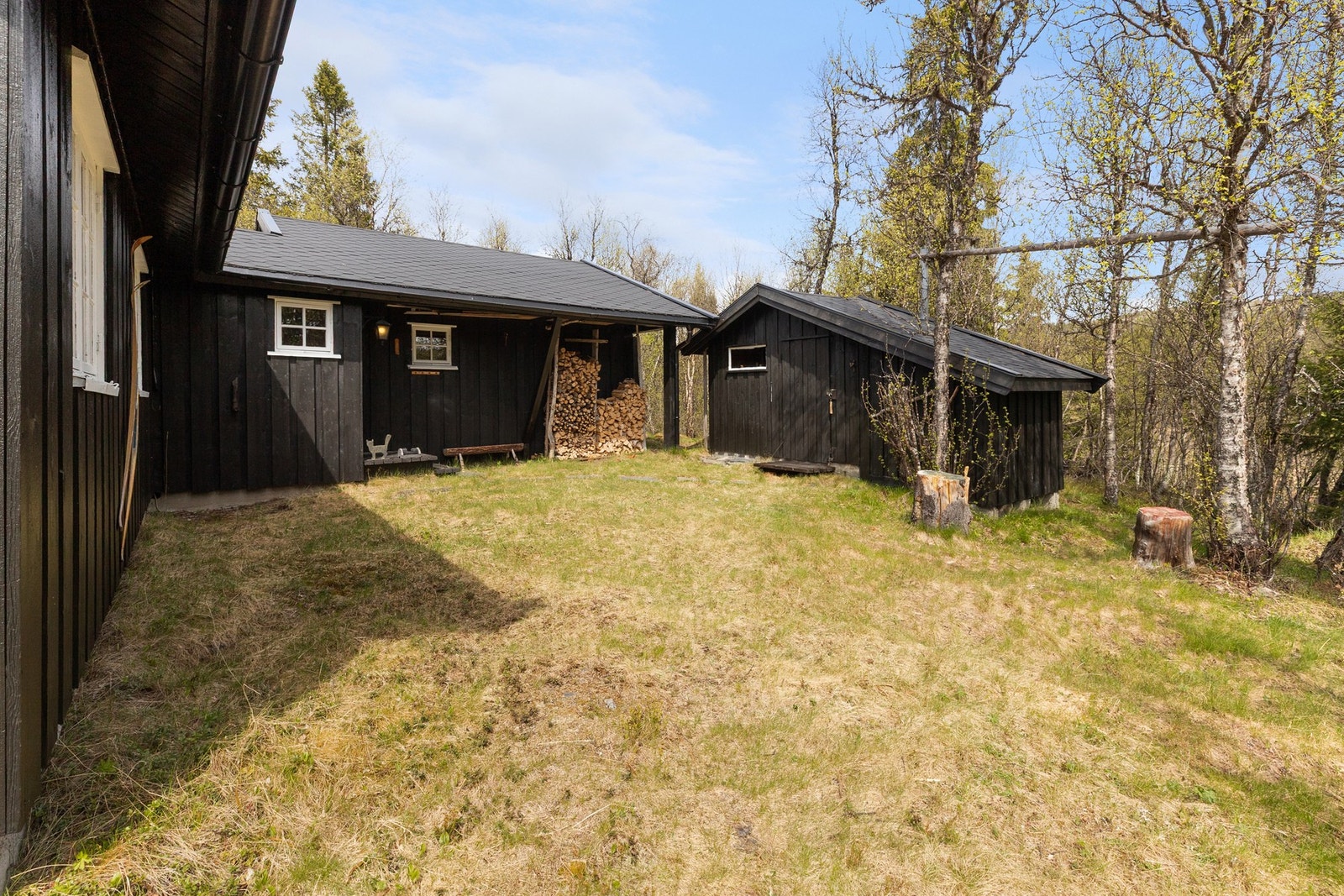 Uthuset har god plass til oppbevaring - det er også rom for utedoen her Galleribilde