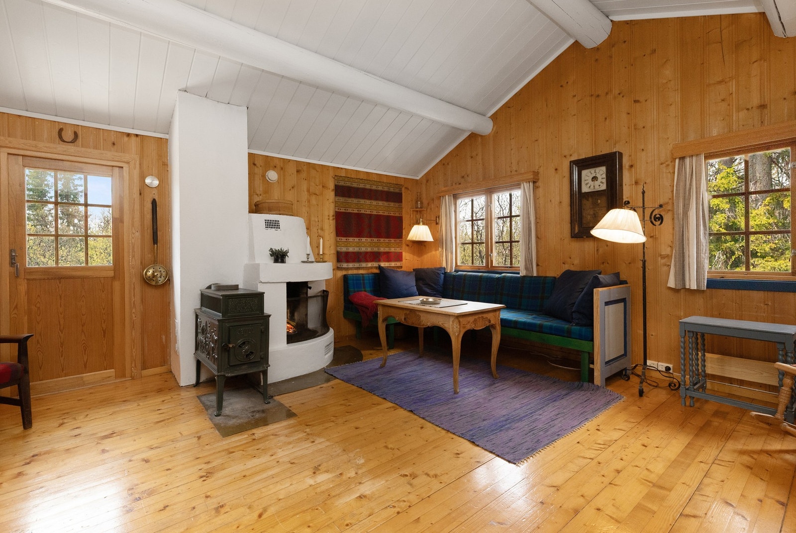 Gruepeisen i stuen er blendet og bør fjernes i sin helhet. Vedovn i tilknytning bidrar til en god varme Galleribilde