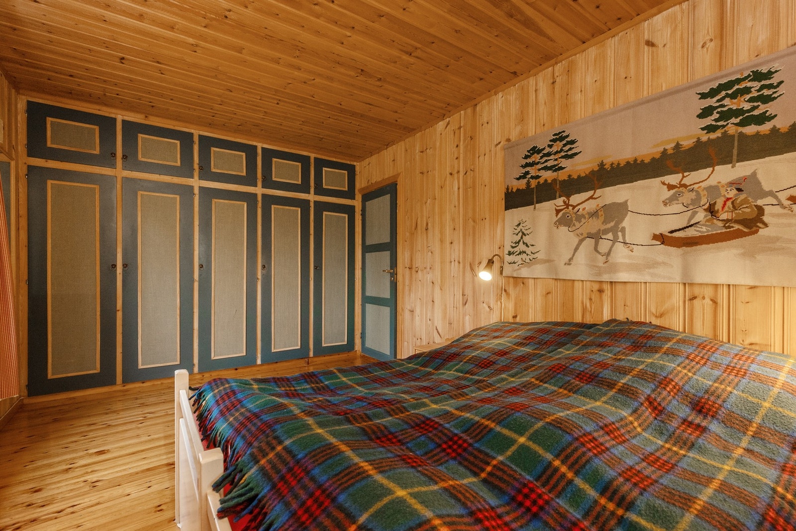 Plassbygd garderobeskap med god plass til oppbevaring Galleribilde