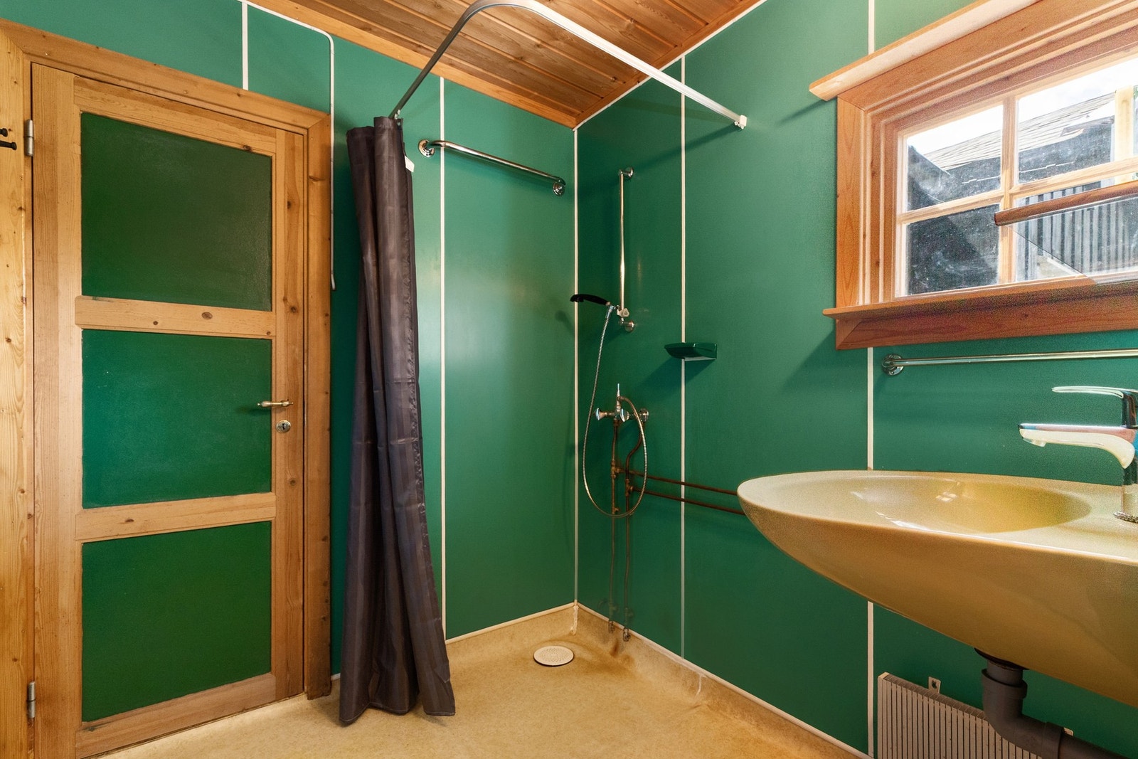 Badet har et enklere opplegg med servant og dusj med foreng Galleribilde