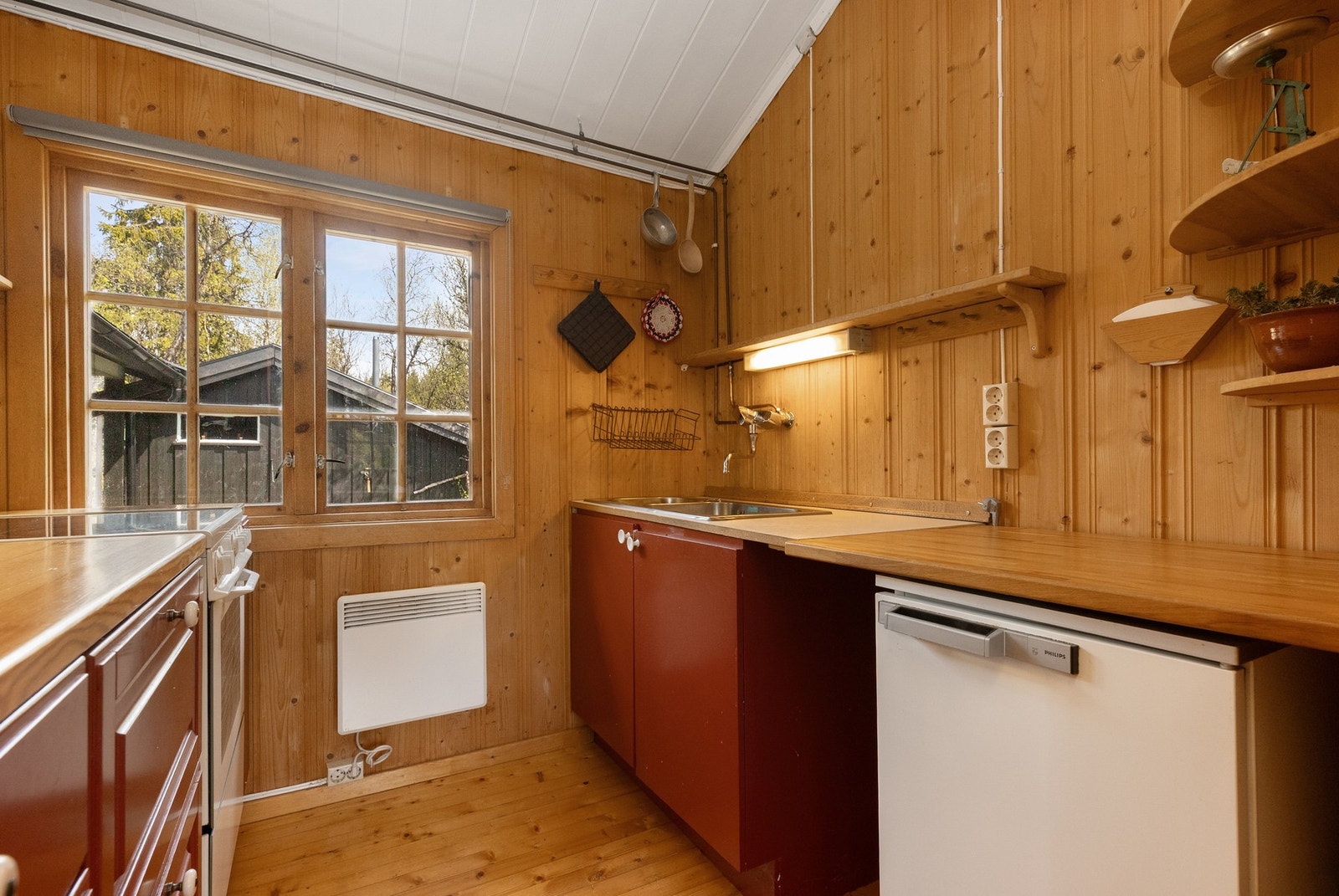 Frittstående stekeovn og kjøleskap under benk Galleribilde