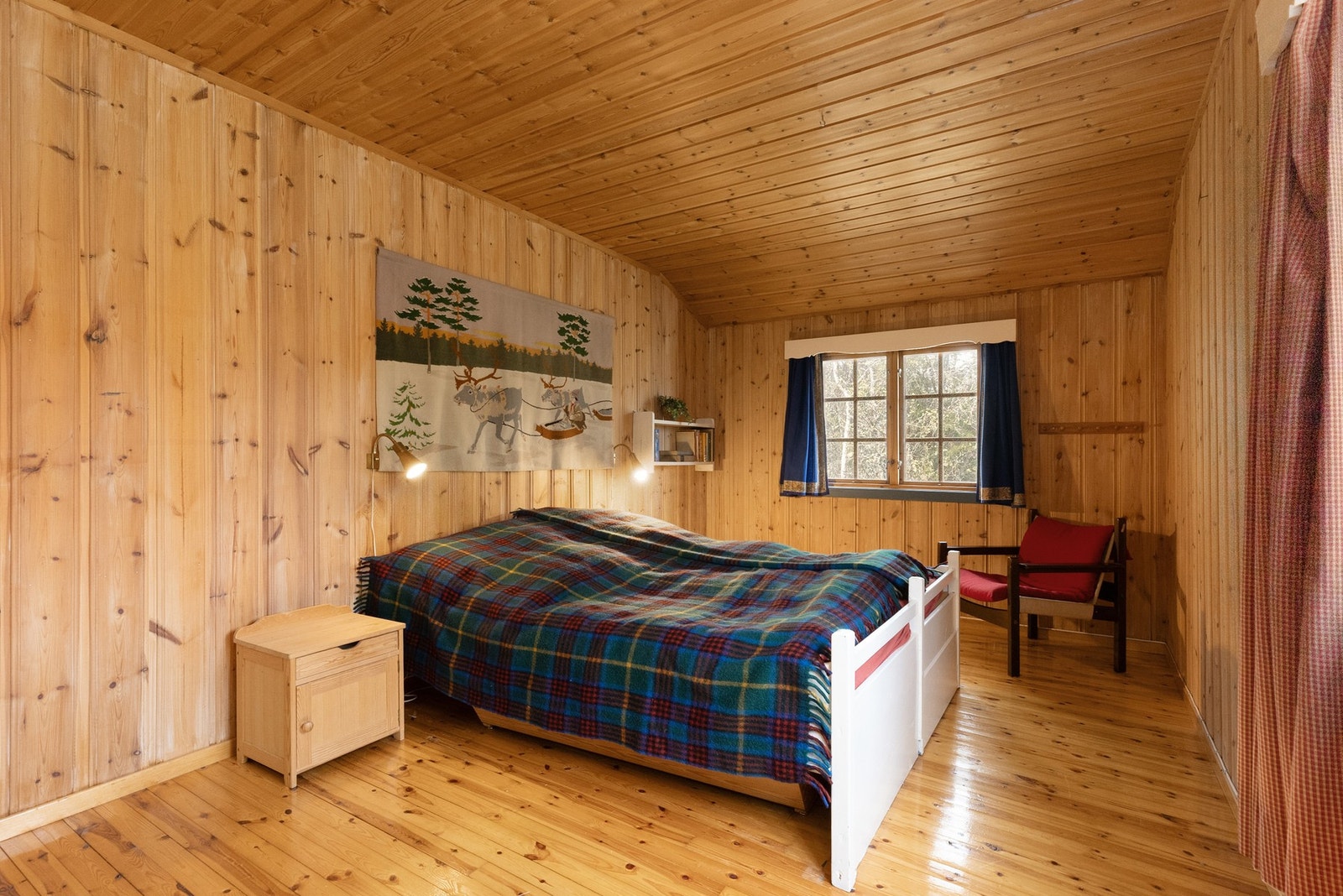 Hytta har tre soverom. Romslig hovedsoverom med god plass til dobbeltseng Galleribilde