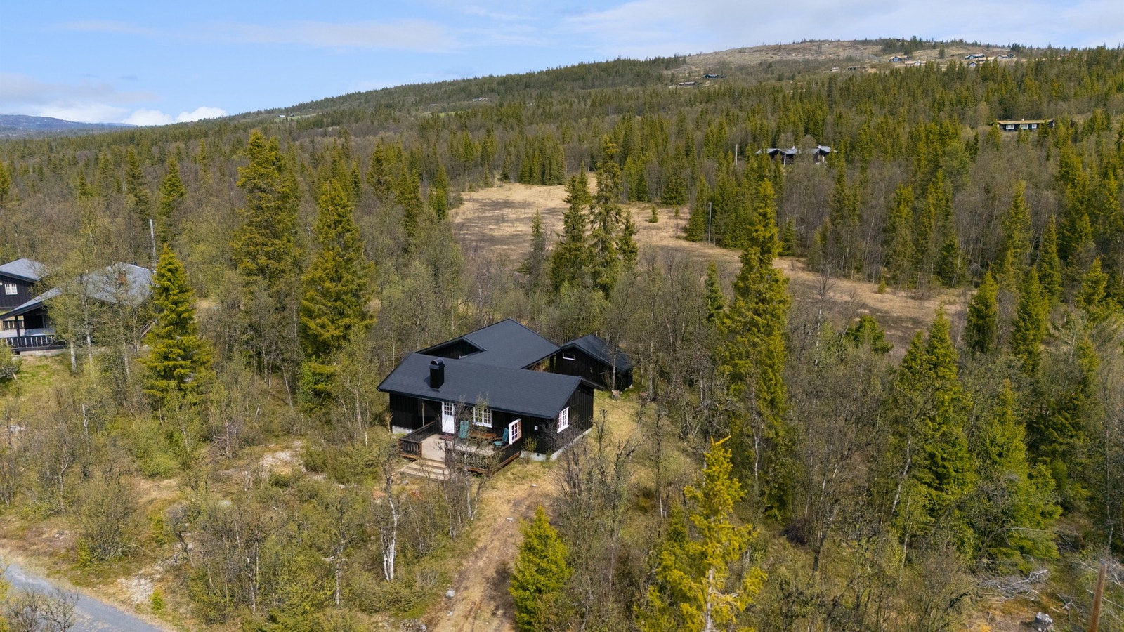 Fra eiendommen bugner det av fine fotturer, sykkelveier, og kajakkmuligheter på Vasetvannet sommerstid. På vinteren er det oppkjørte skiløyper rett ved eiendommen som tar deg milevis avgårde Galleribilde