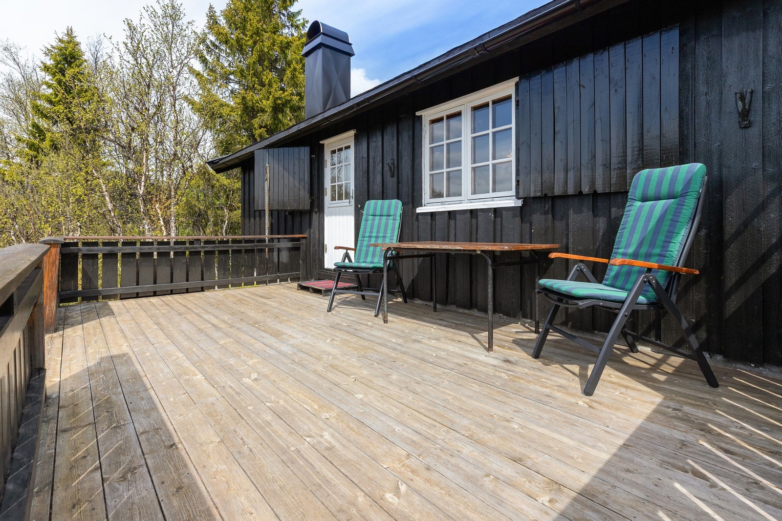 Terrassen har adkomst fra stuen, videre adkomst til bakkeplan Galleribilde