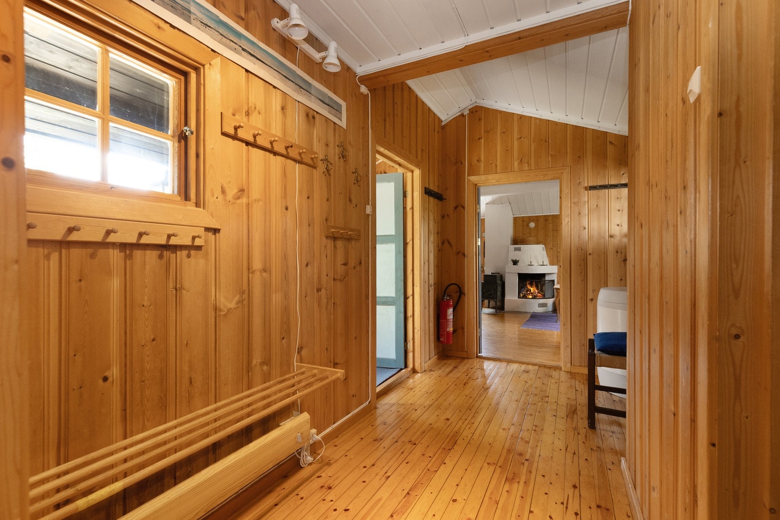 Mellomgang og entré med plass til sko og yttertøy Galleribilde