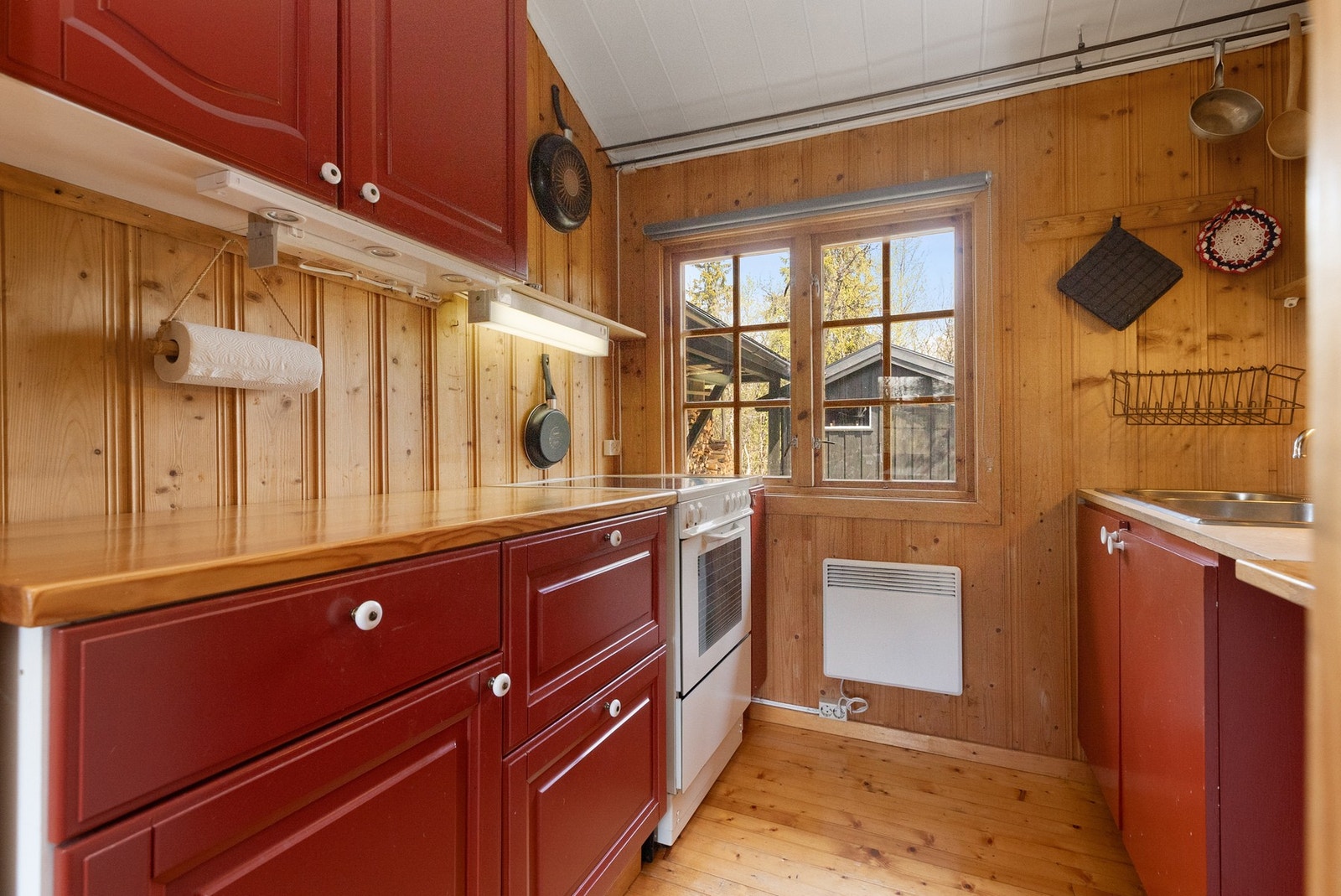 Noe av innredning er profilert, og noen dører er glatte - malt utførelse Galleribilde