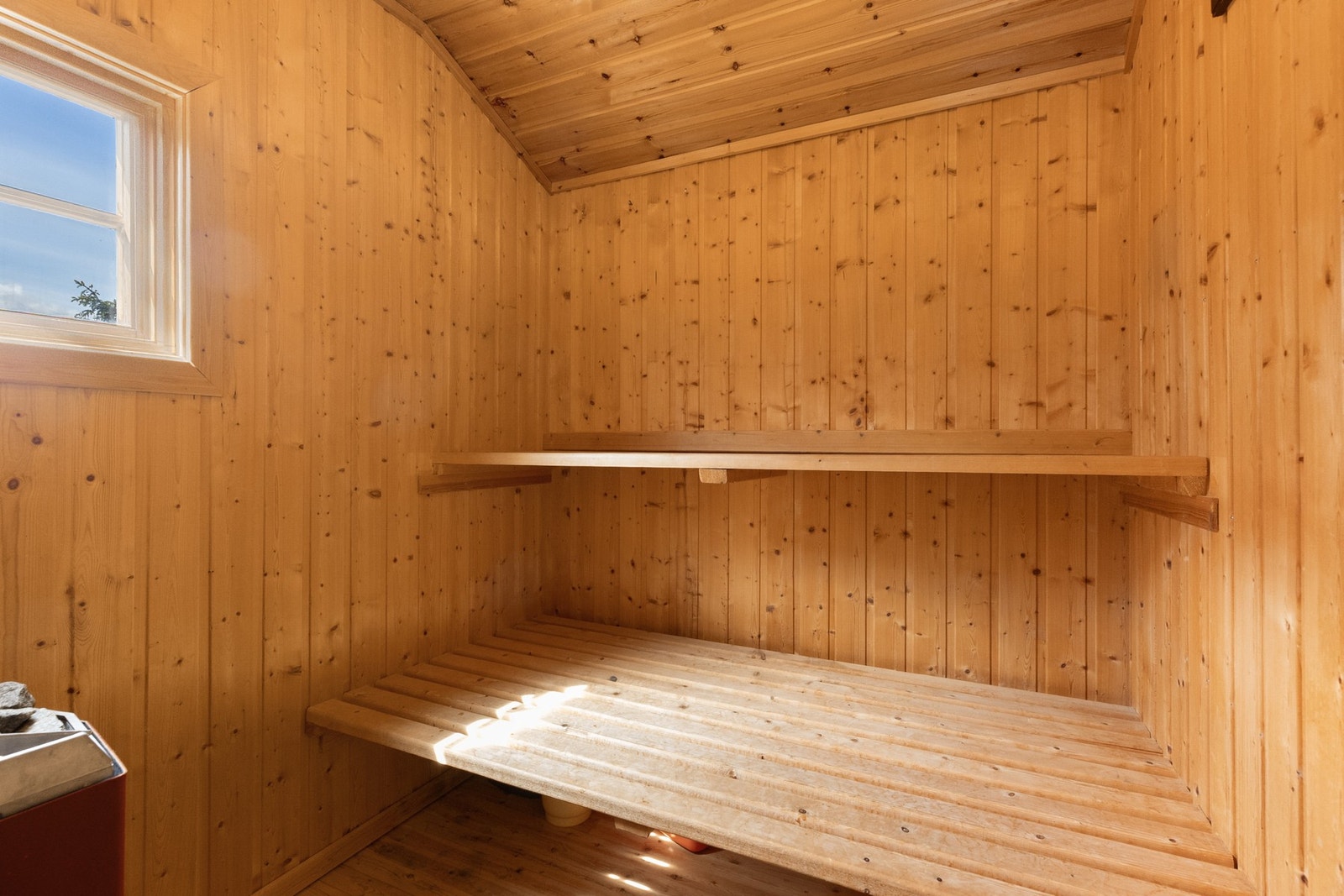 Adkomst til badstue med plassbygd sittebenk Galleribilde