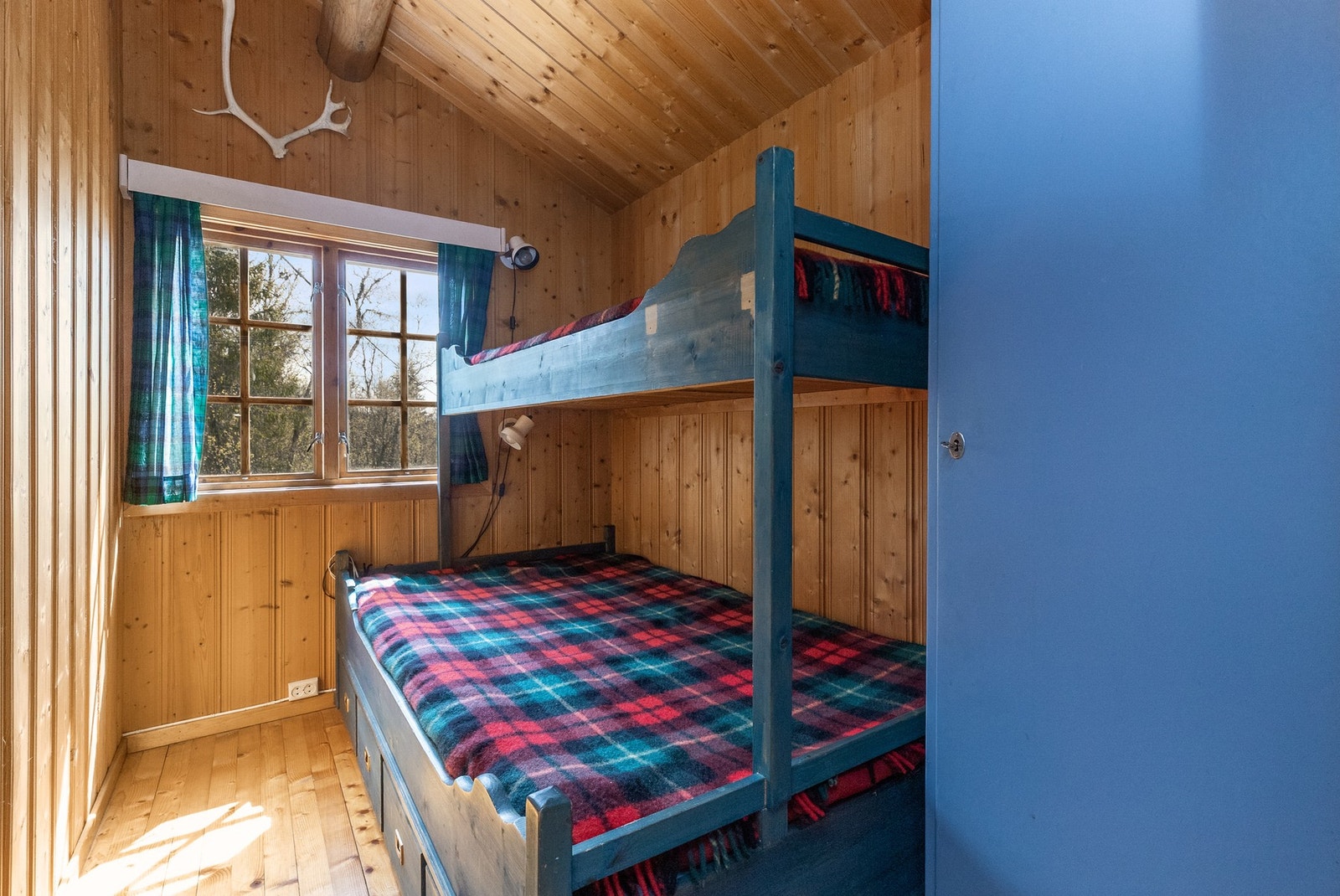 Soverom med familiekøyeseng og garderobeskap Galleribilde