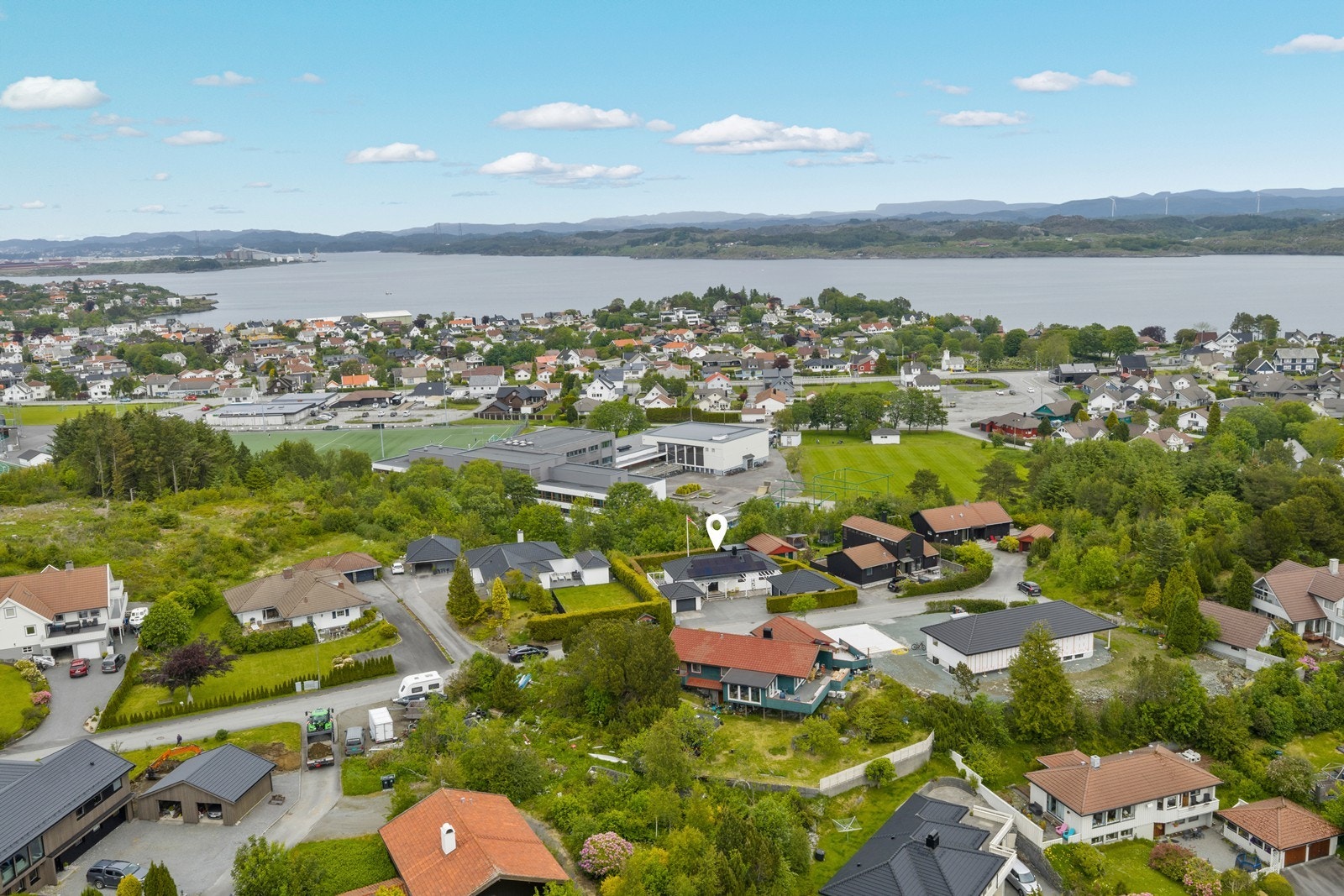 Boligen har en sentral og attraktiv beliggenhet i et barnevennlig område uten gjennomgangstrafikk Galleribilde